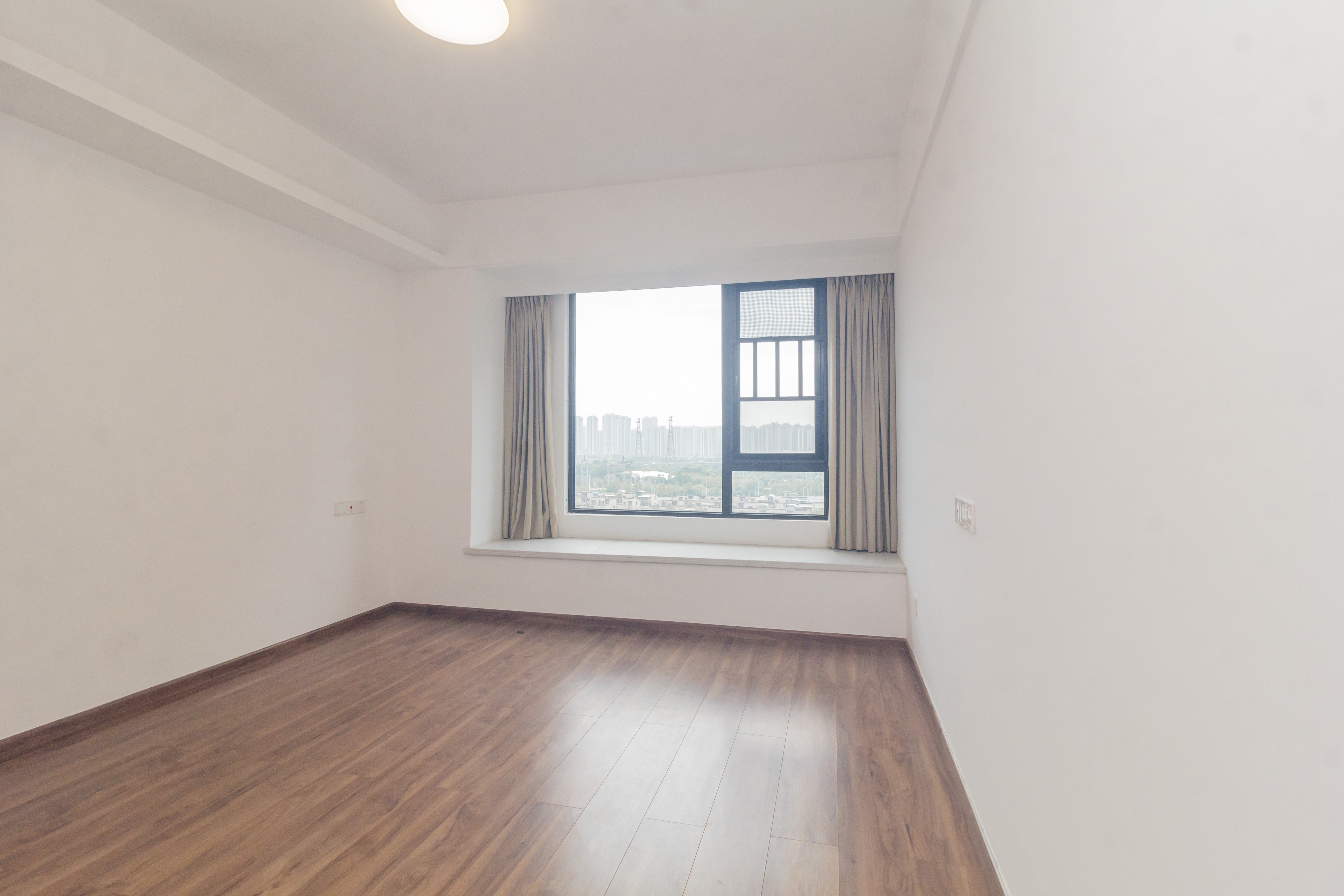 金茂建发观悦  4室2厅2卫    193.0万卧室