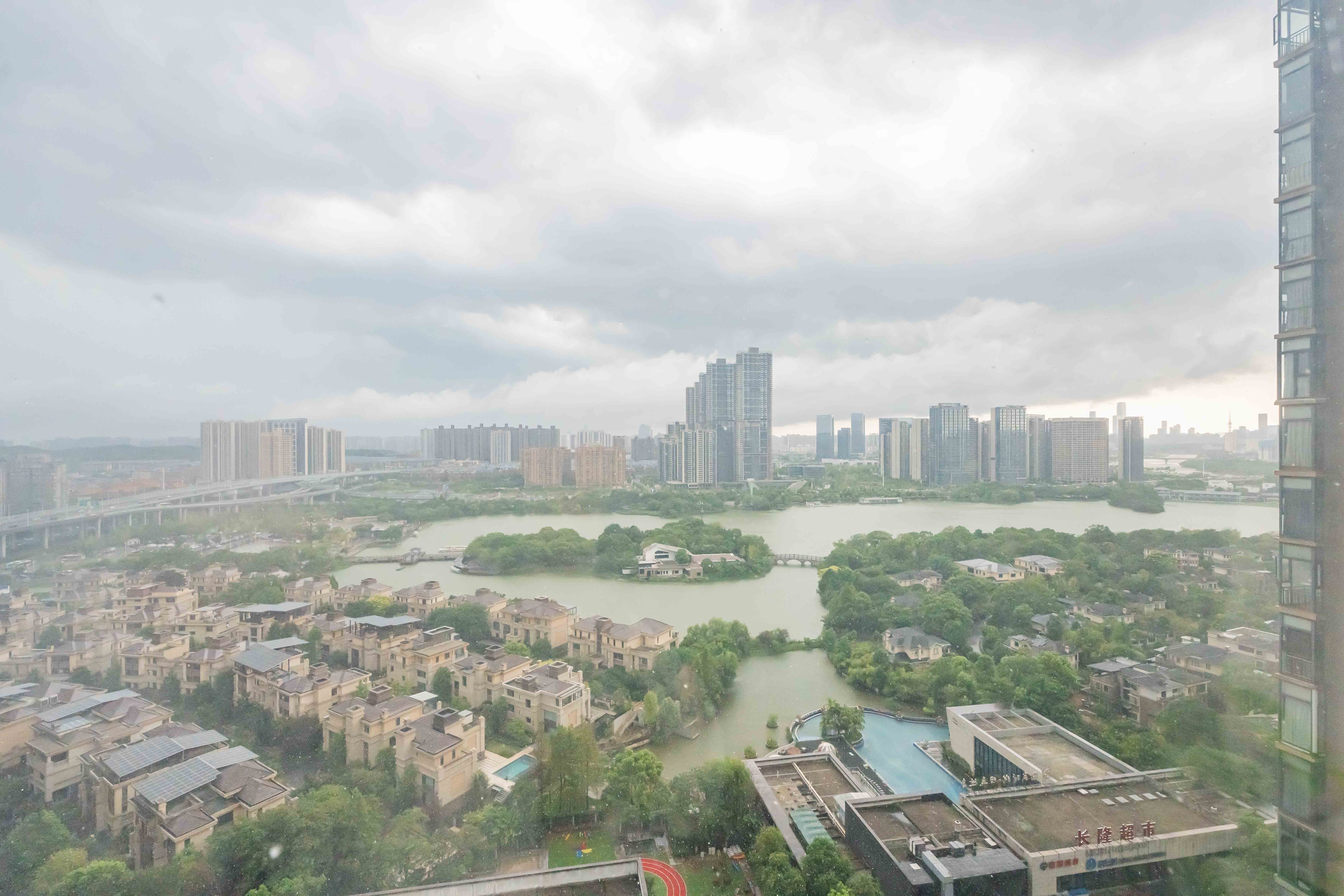 藏珑湖上国际花园  4室2厅3卫   350.00万其他