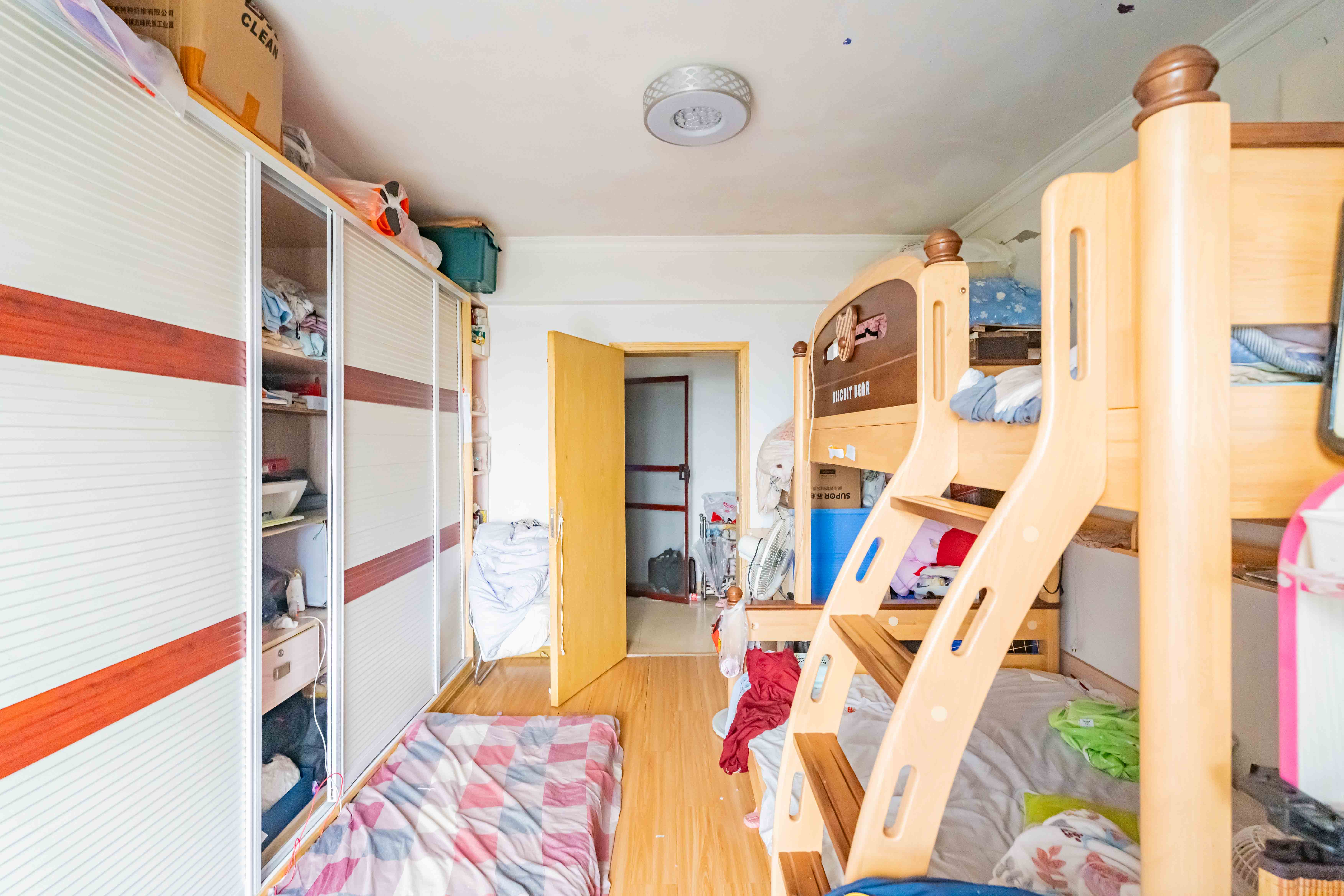 悦湖山 3室2厅1卫 70.00万 悦湖山 3室2厅1卫 70.00万卧室