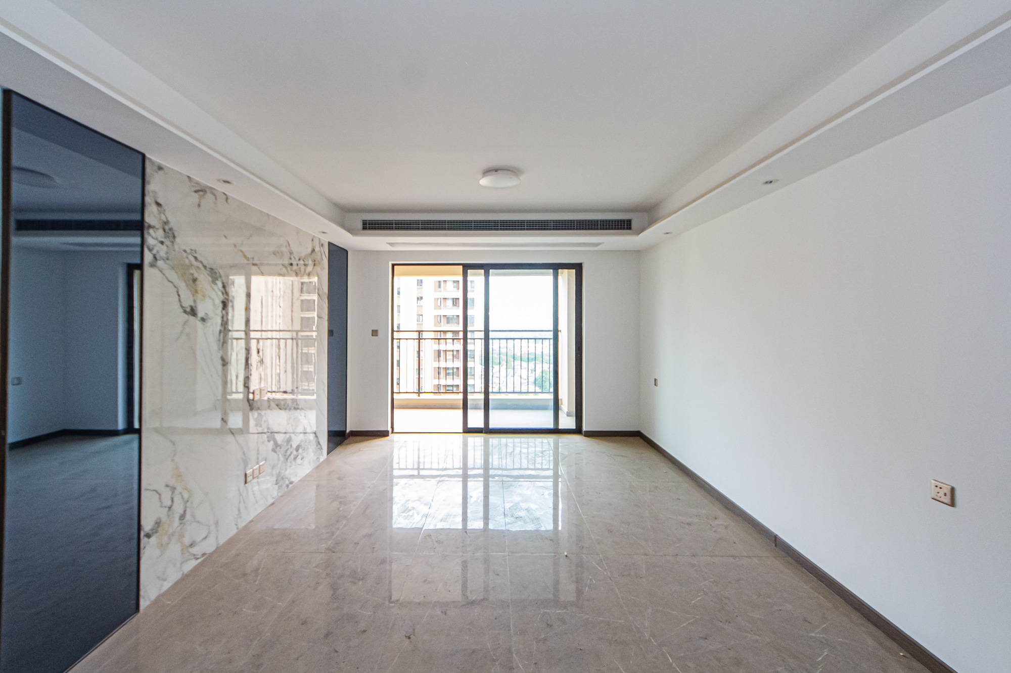 龙湖春江天玺 4室2厅2卫 188.0万 龙湖春江天玺 4室2厅2卫 188.0万客厅