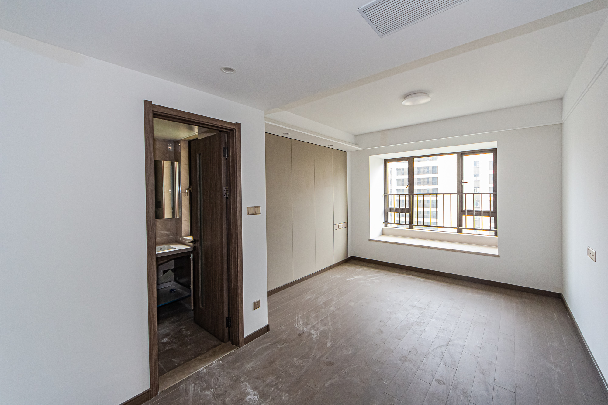 龙湖春江天玺 4室2厅2卫 188.0万 龙湖春江天玺 4室2厅2卫 188.0万卧室