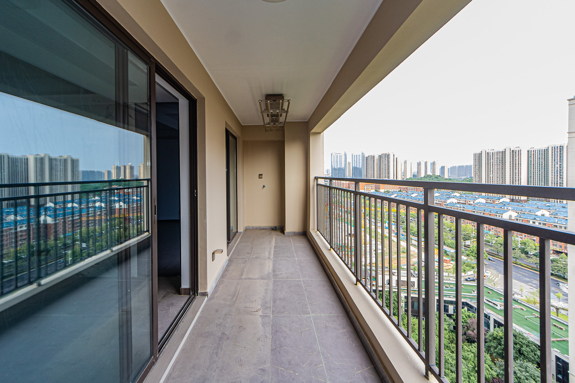 龙湖春江天玺 4室2厅2卫 188.0万 龙湖春江天玺 4室2厅2卫 188.0万阳台