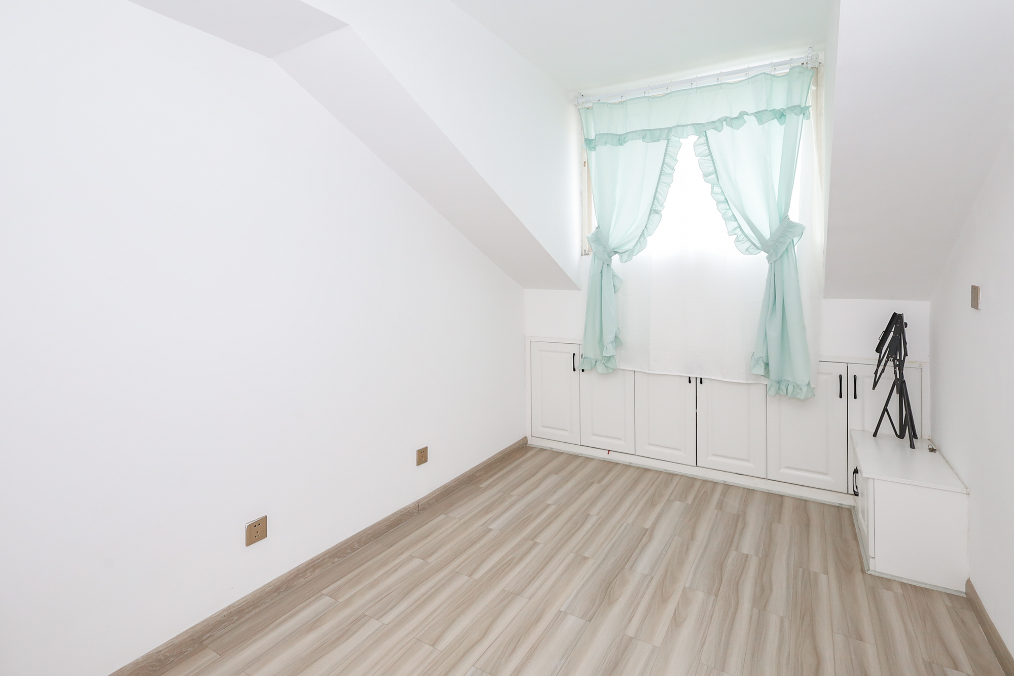 枫林绿洲  4室2厅2卫    74.0万 枫林绿洲  4室2厅2卫    74.0万卧室