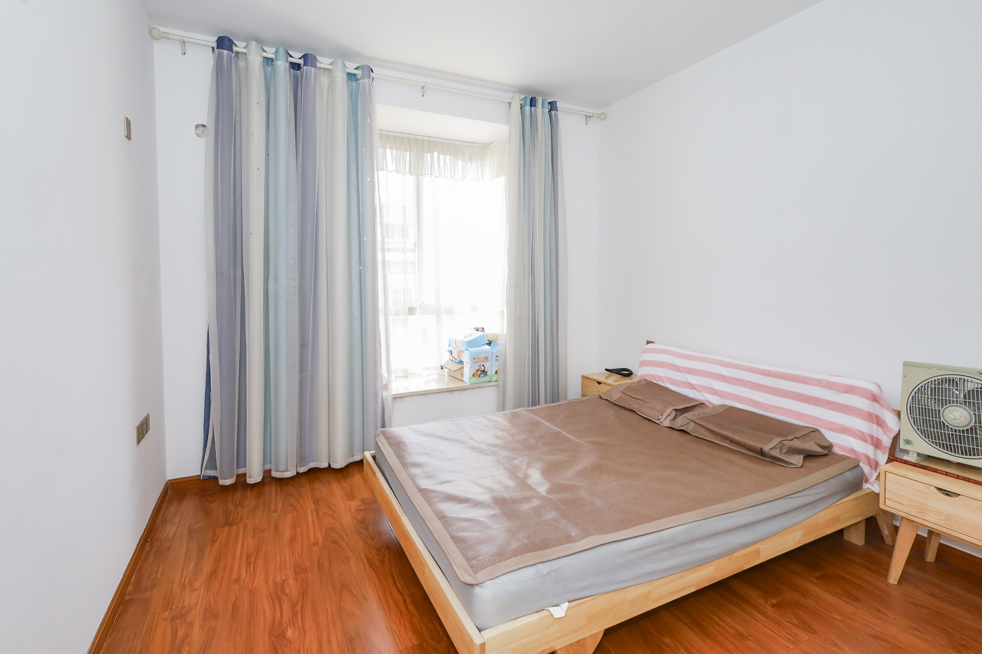 枫林绿洲  4室2厅2卫    74.0万 枫林绿洲  4室2厅2卫    74.0万卧室