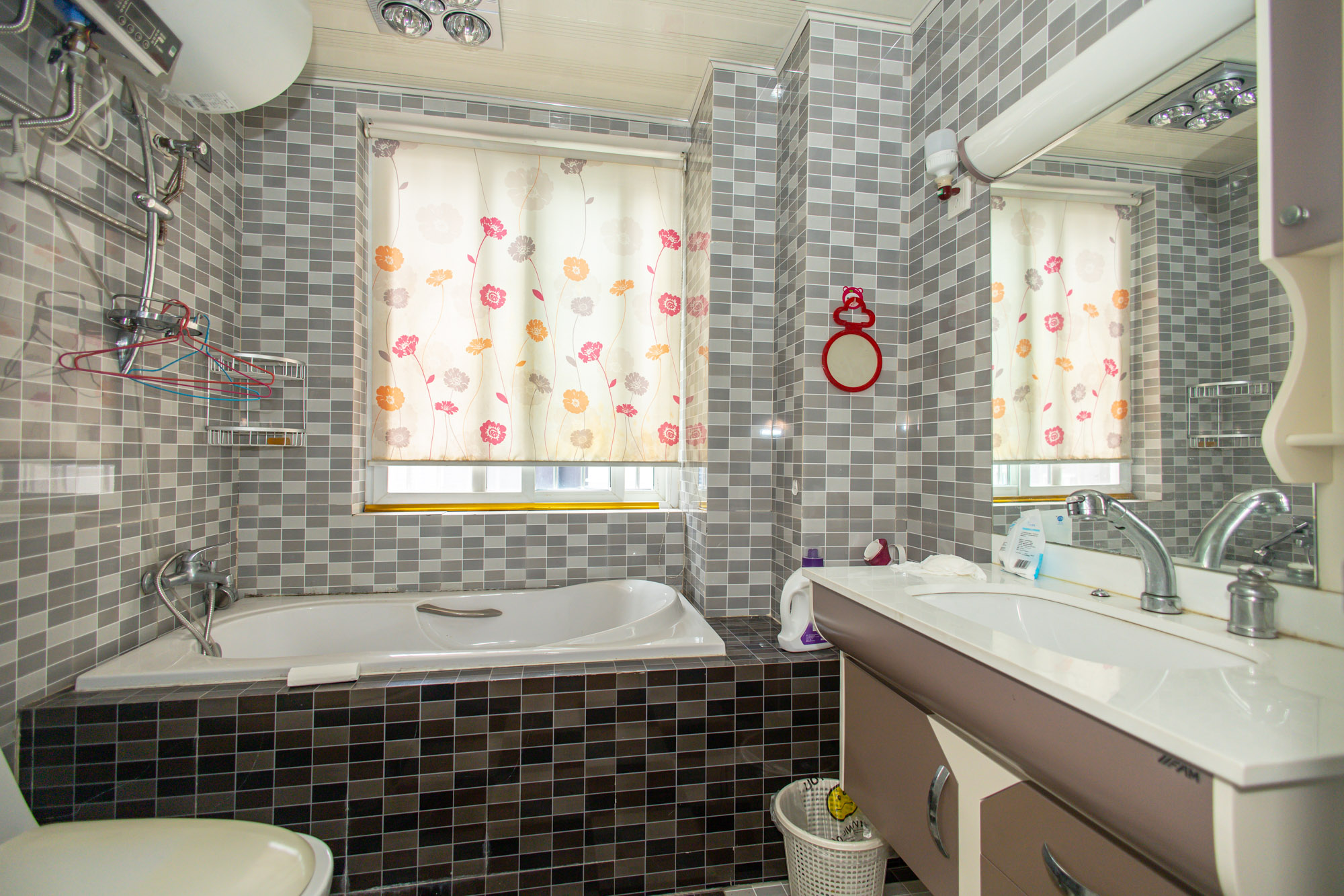 楚天馨苑 1室2厅1卫 72.8万 楚天馨苑 1室2厅1卫 72.8万卫生间