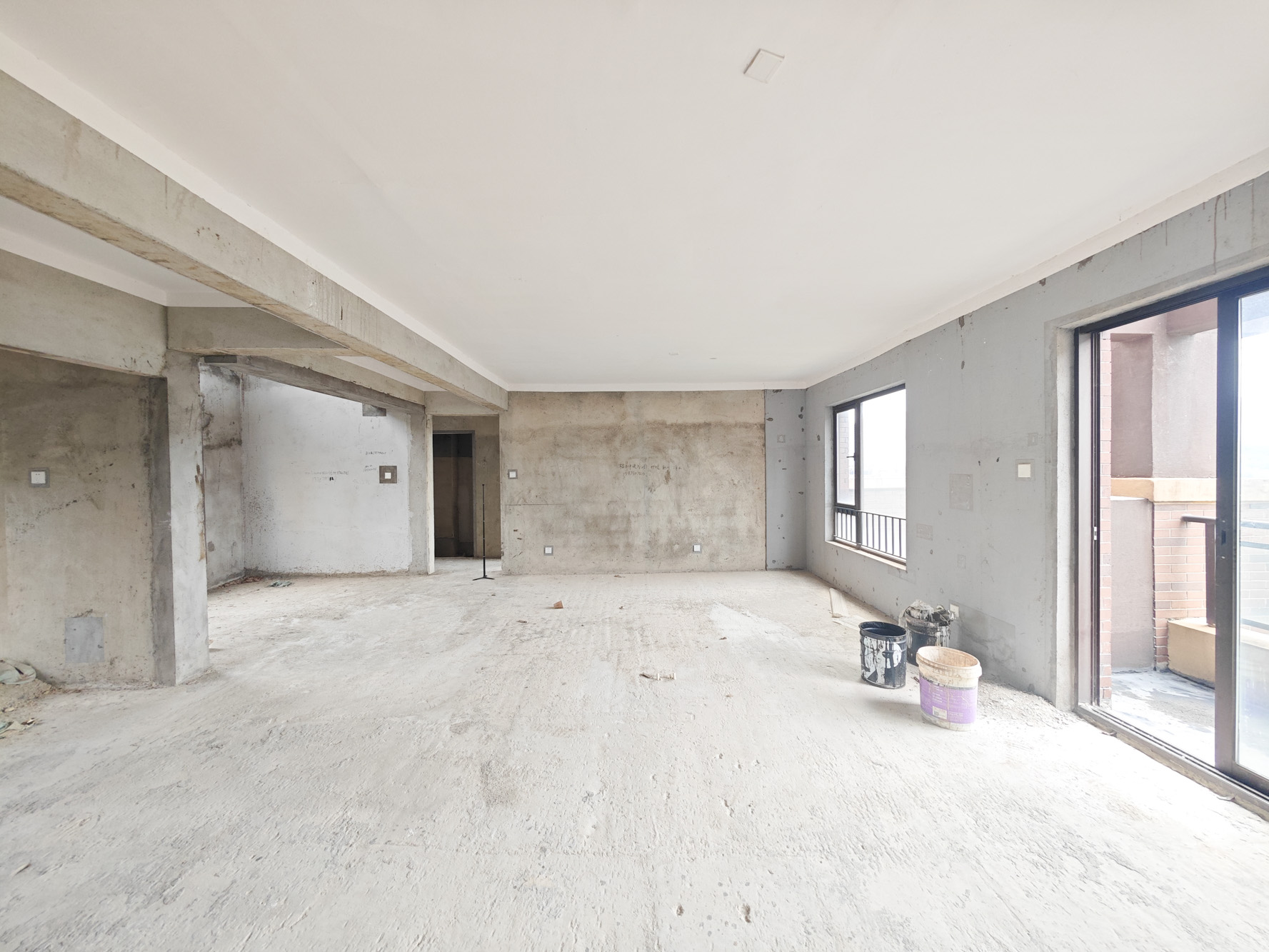 保利城(中航城国际社区、郡原美村) 4室2厅2卫 260.0万 保利城(中航城国际社区、郡原美村) 4室2厅2卫 260.0万客厅