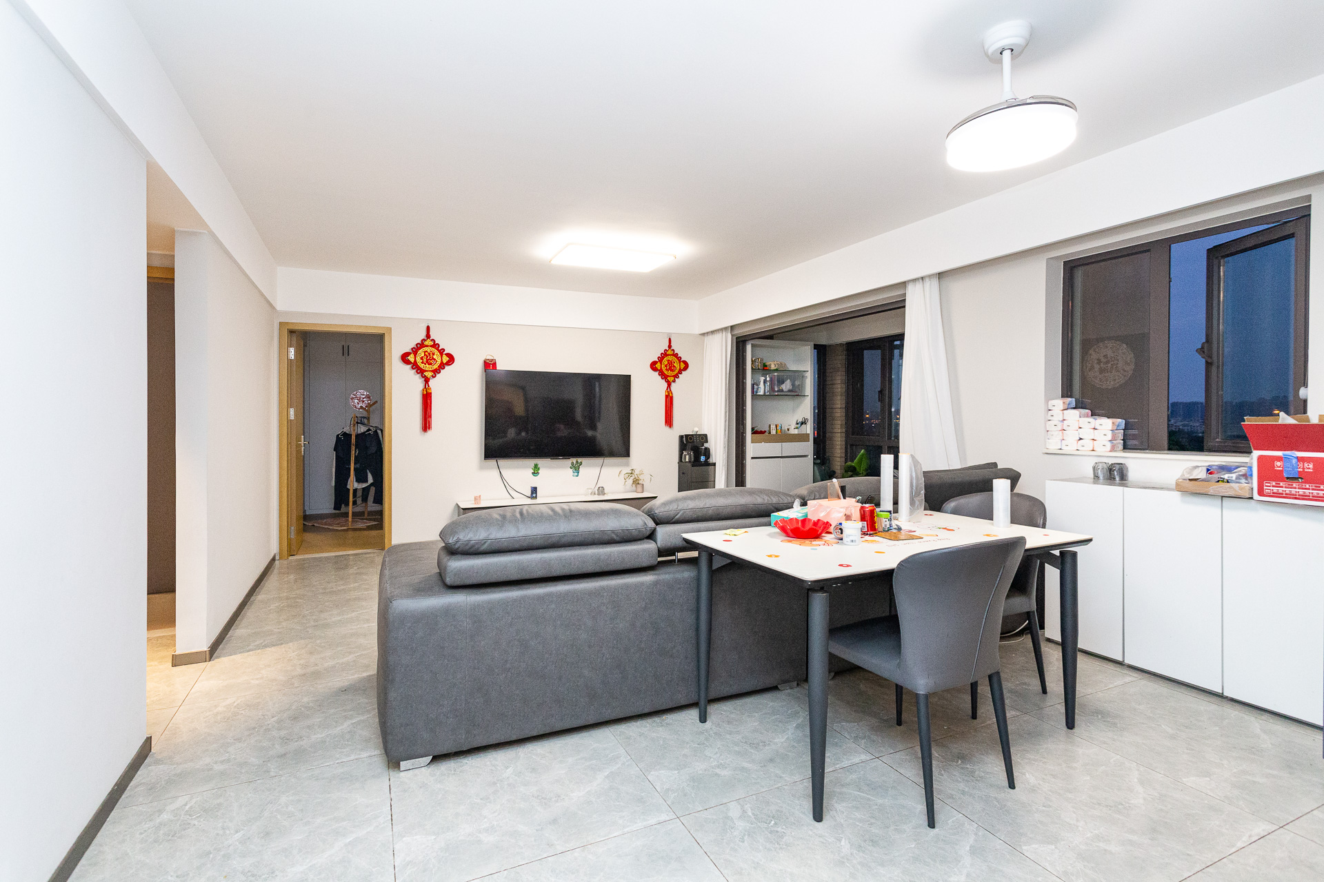 时代倾城四期 3室2厅2卫 114.0万 时代倾城四期 3室2厅2卫 114.0万客厅