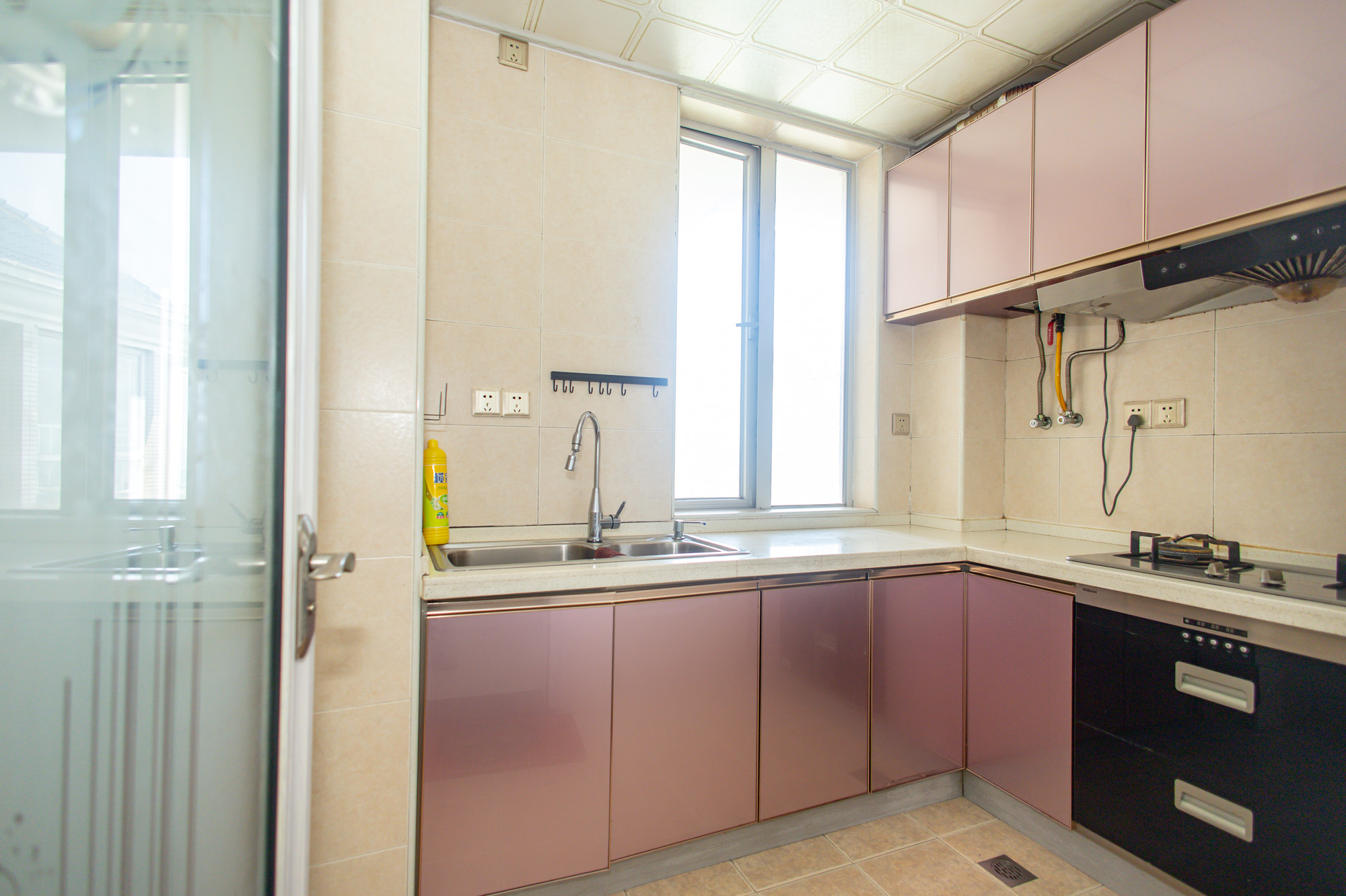 恒广国际景园一二区  3室2厅2卫    83.8万 恒广国际景园一二区  3室2厅2卫    83.8万厨房