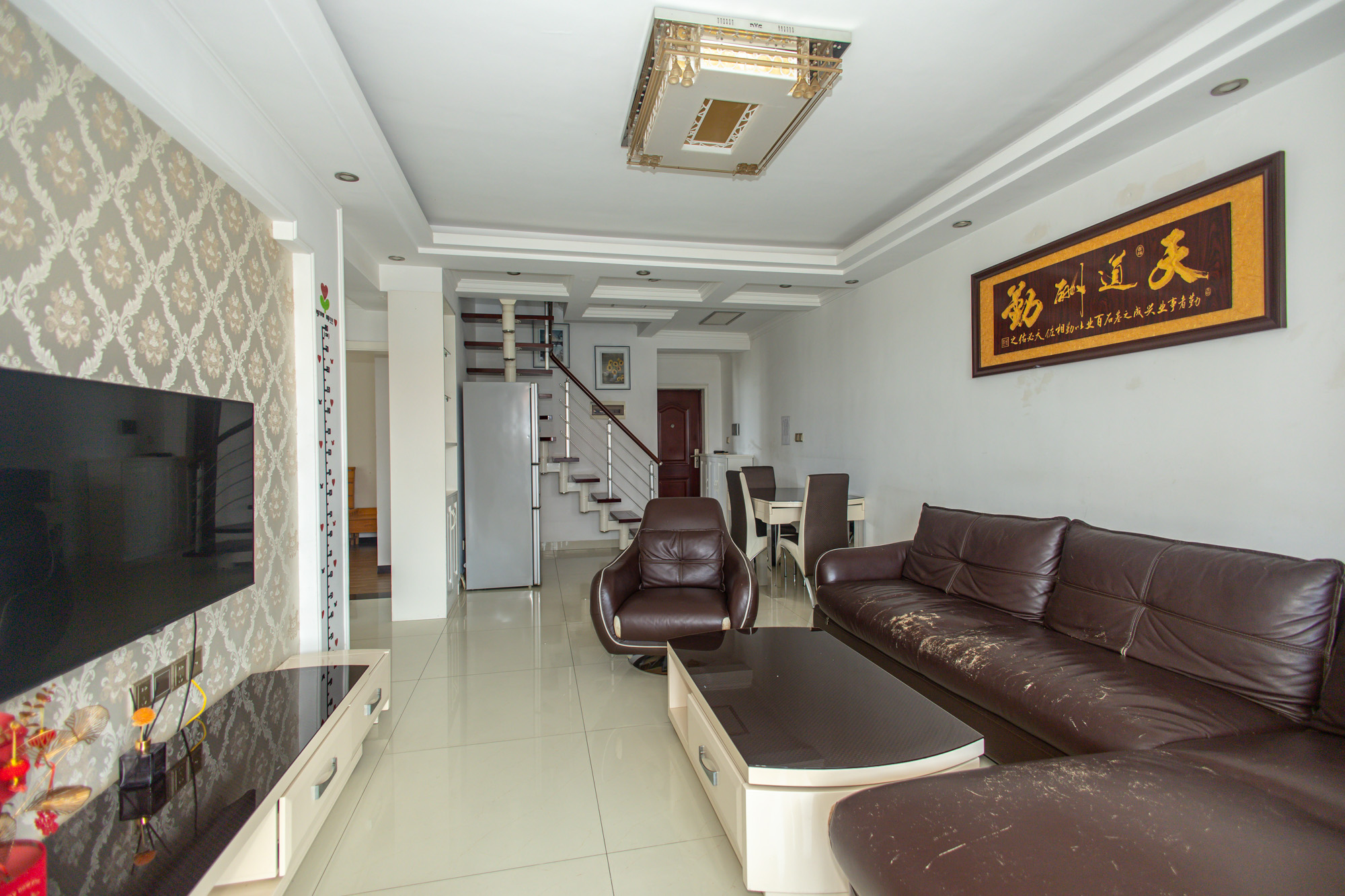 恒广国际景园一二区  3室2厅2卫    83.8万 恒广国际景园一二区  3室2厅2卫    83.8万客厅