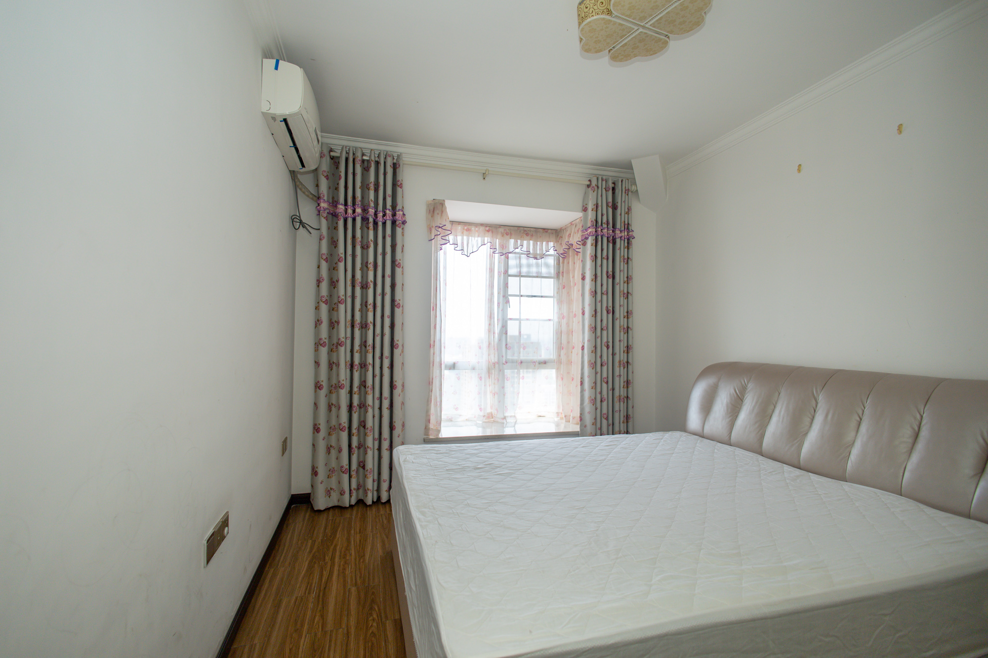 恒广国际景园一二区  3室2厅2卫    83.8万 恒广国际景园一二区  3室2厅2卫    83.8万卧室