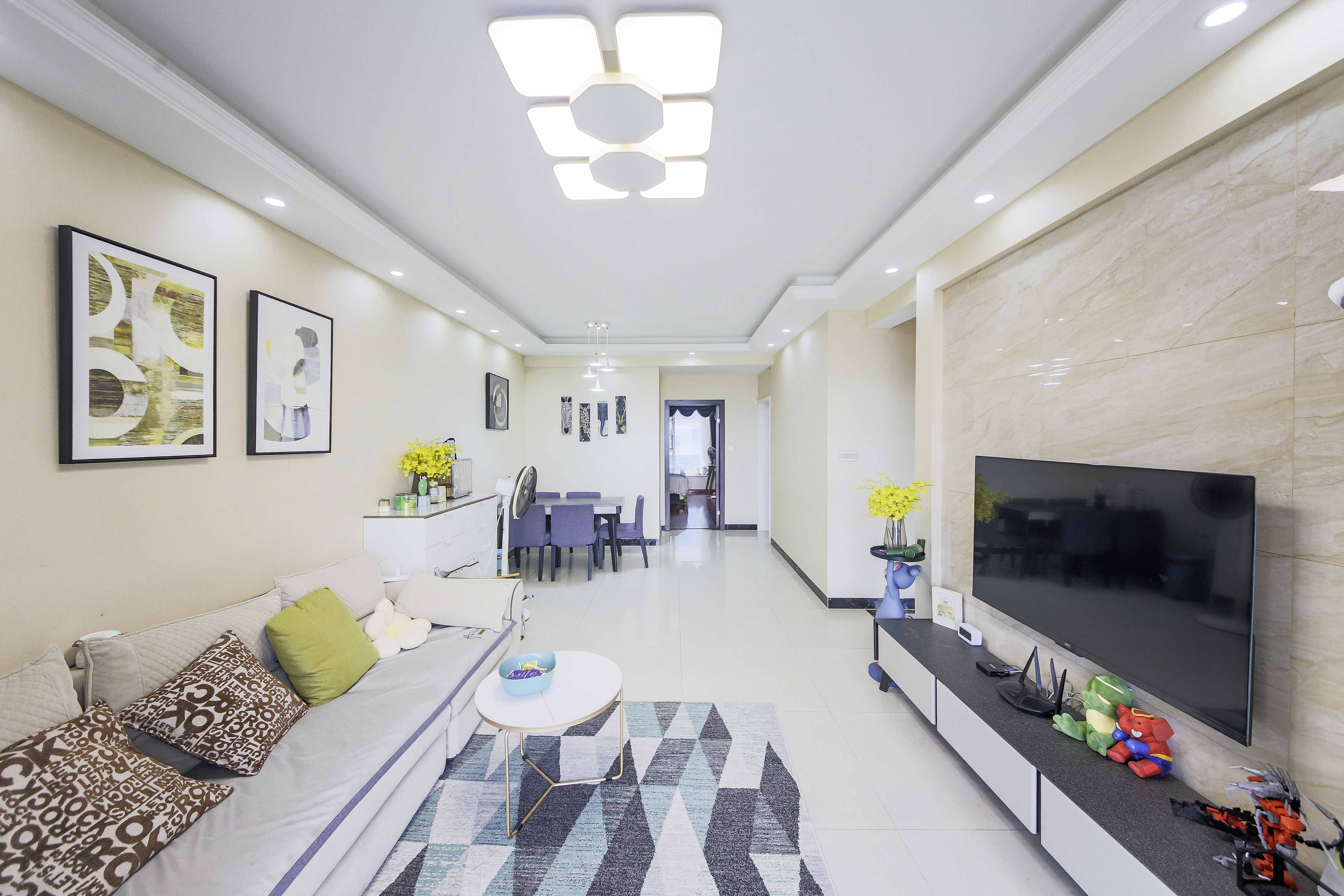 湘江雅颂居  3室2厅2卫    114.0万客厅