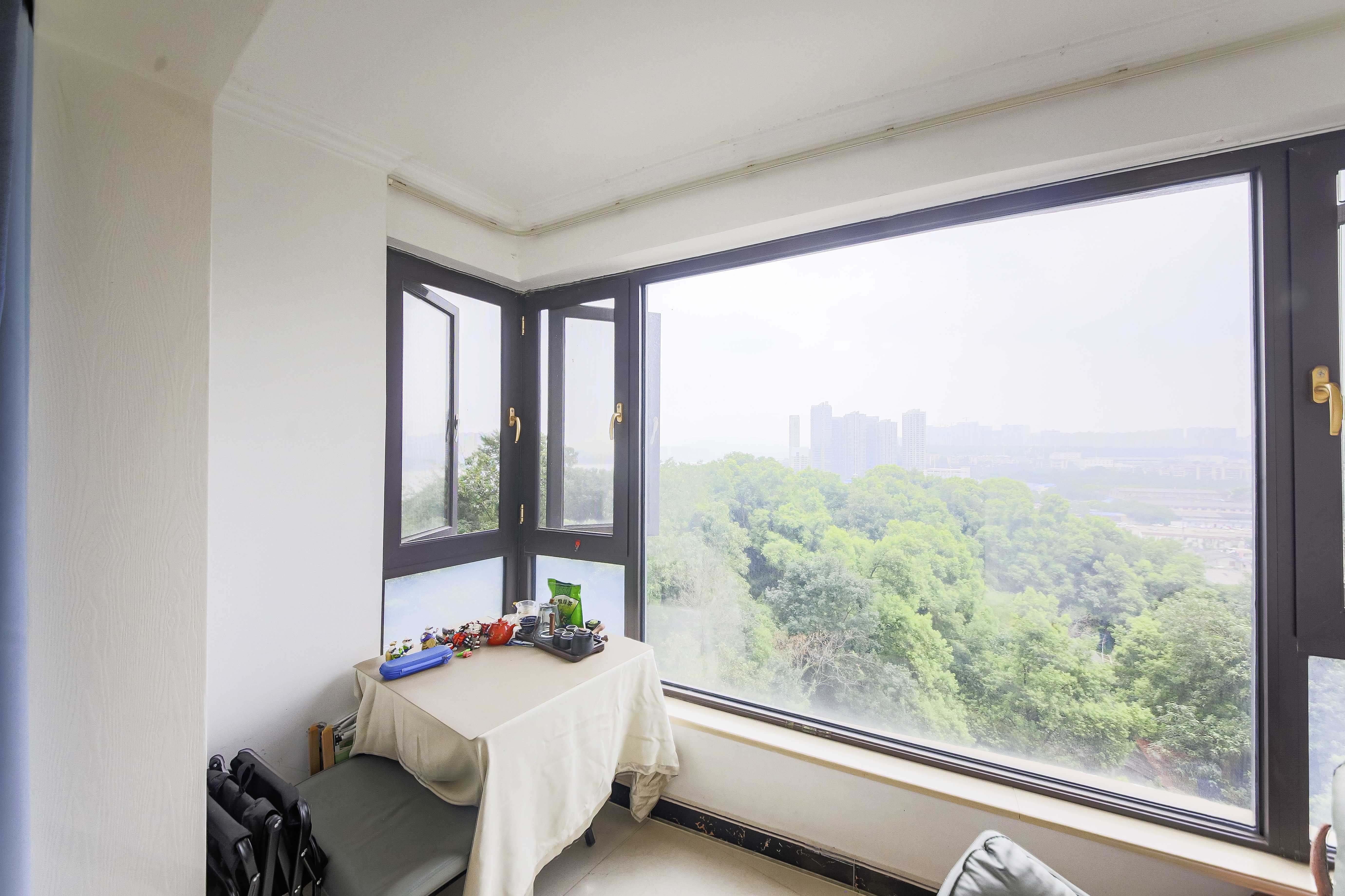 湘江雅颂居 3室2厅2卫 114.0万 湘江雅颂居 3室2厅2卫 114.0万阳台