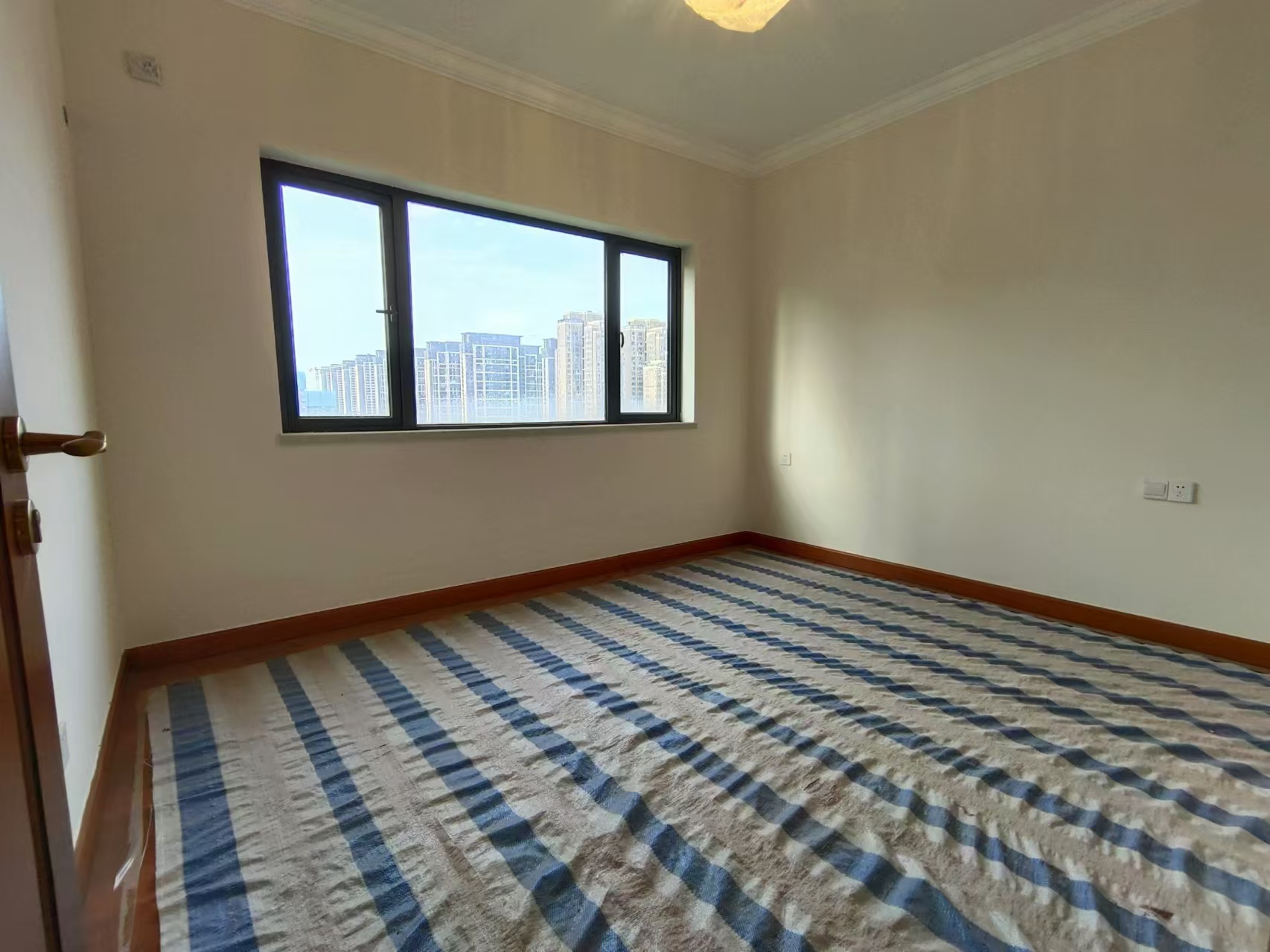 恒大华府  4室2厅2卫    139.8万 恒大华府  4室2厅2卫    139.8万室内图