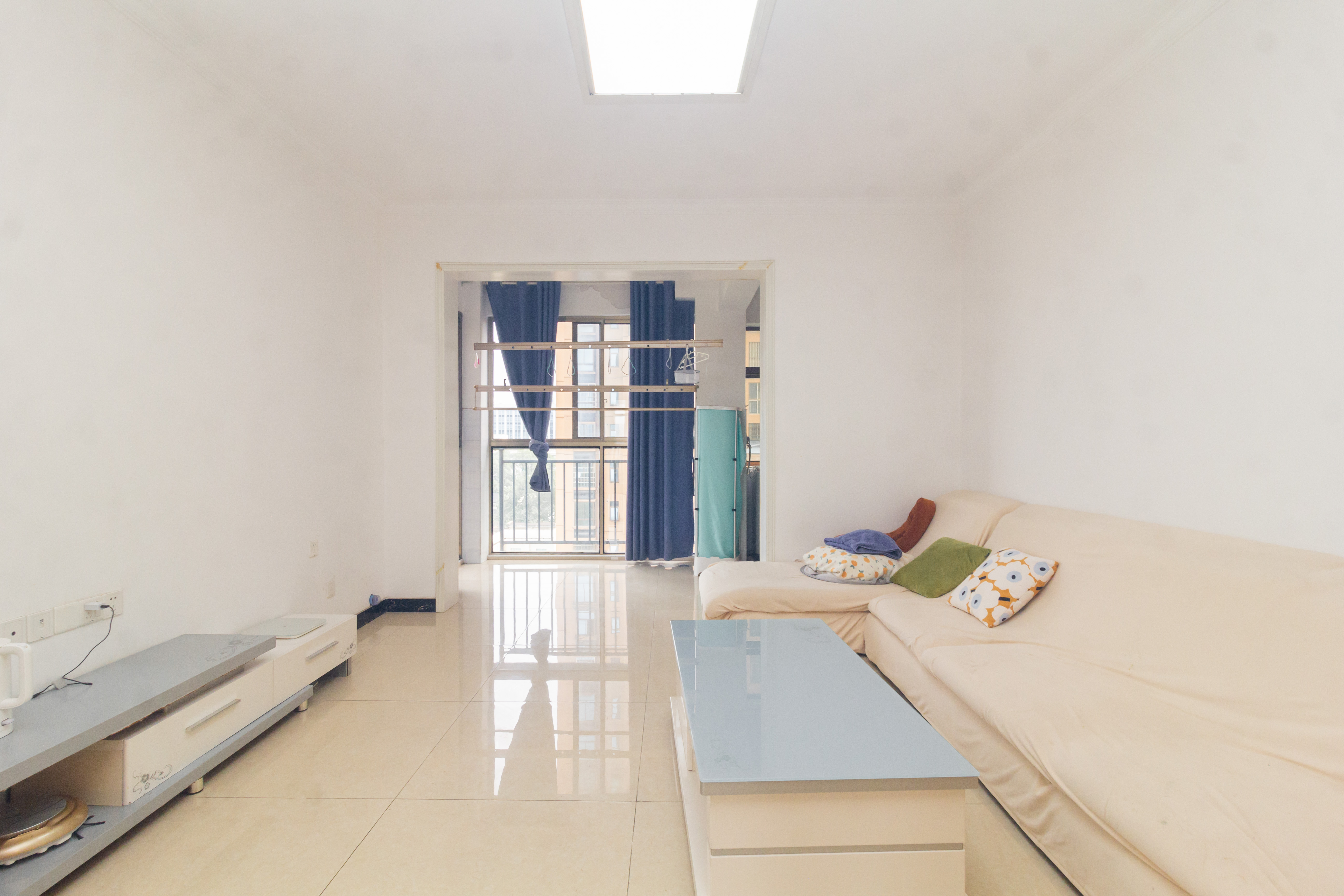 和泉嘉园  3室2厅2卫    90.0万 和泉嘉园  3室2厅2卫    90.0万客厅