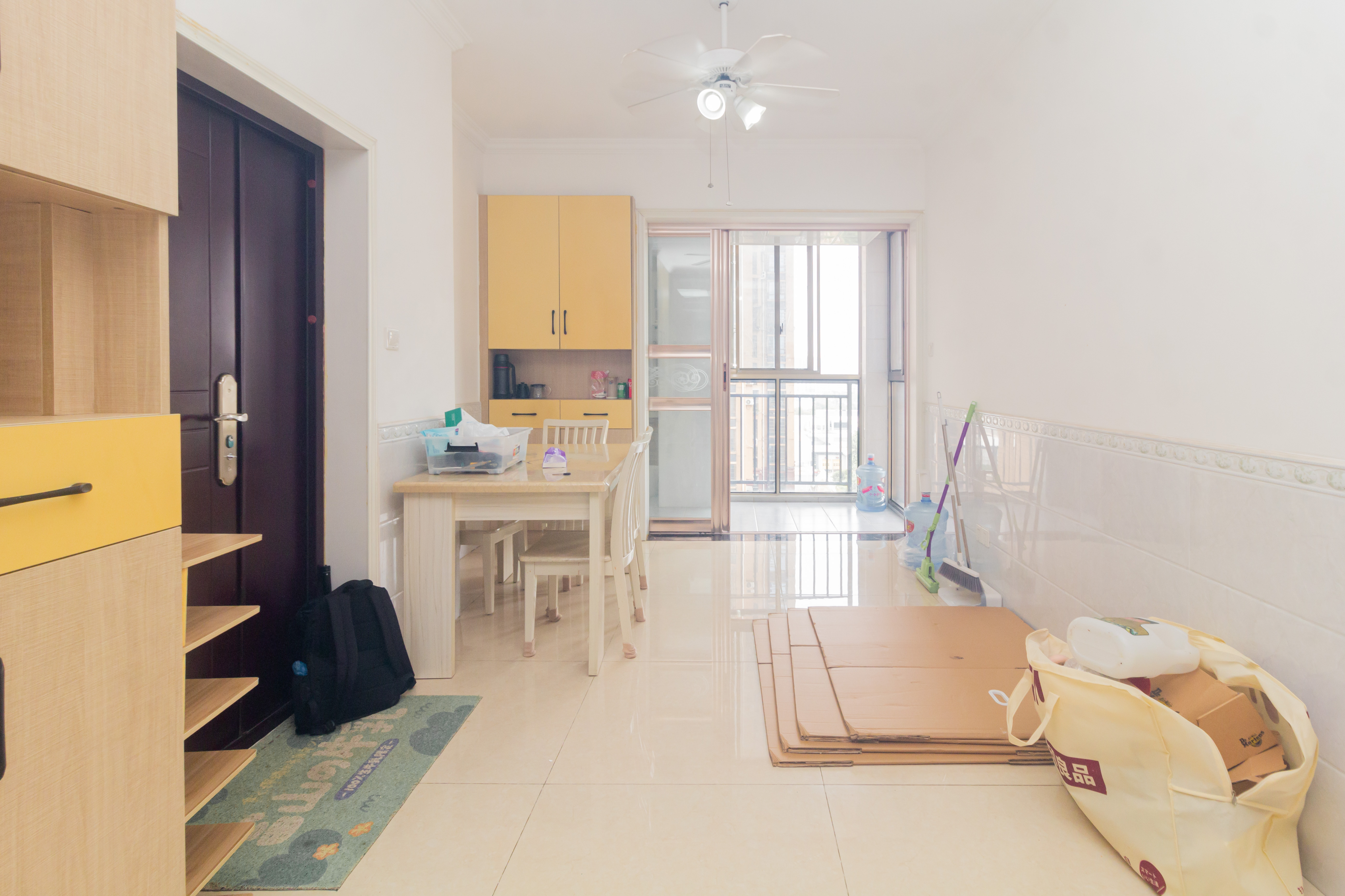 和泉嘉园  3室2厅2卫    90.0万 和泉嘉园  3室2厅2卫    90.0万客厅