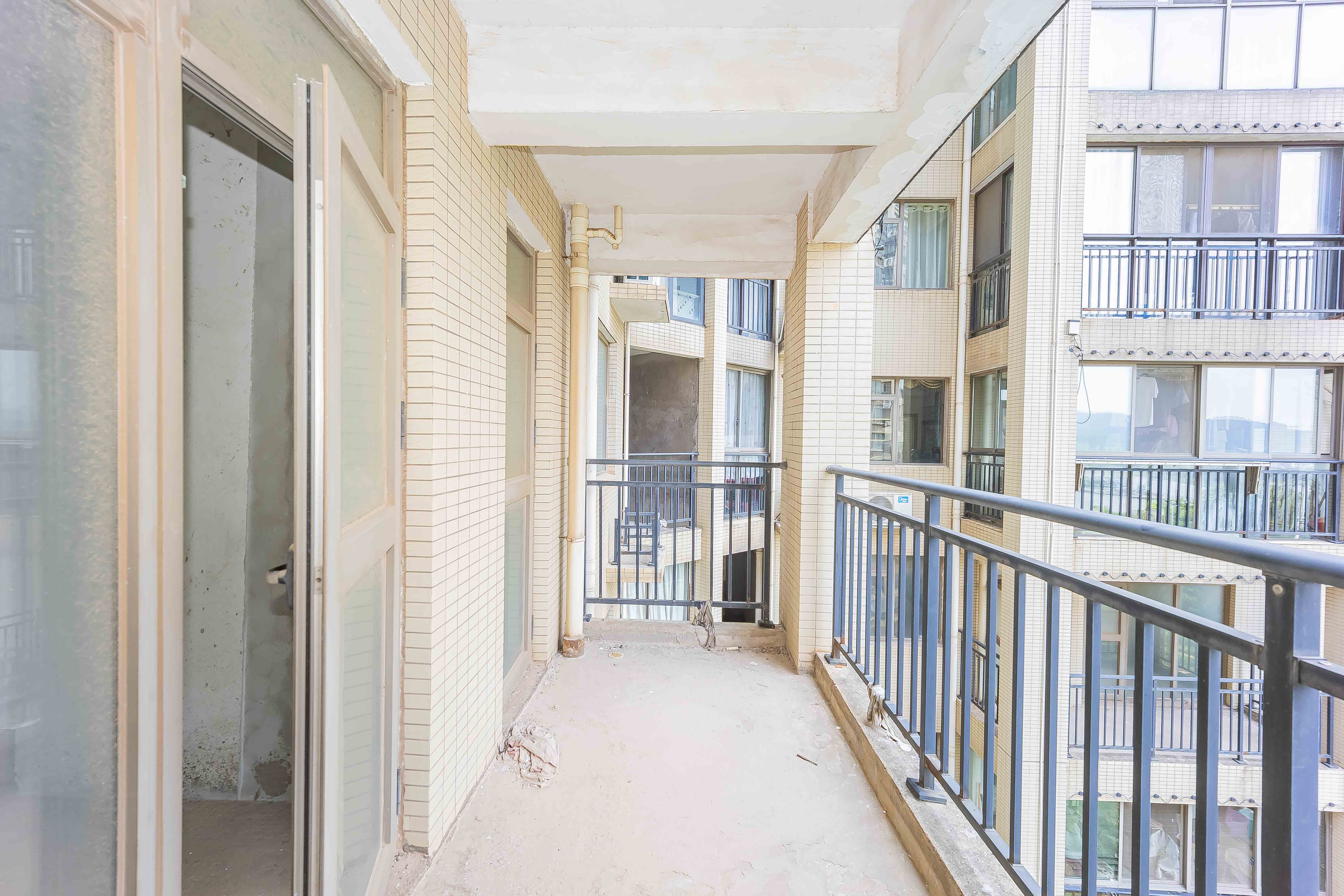 金域南外滩(望江佳园)  4室2厅2卫    200.0万 金域南外滩(望江佳园)  4室2厅2卫    200.0万阳台