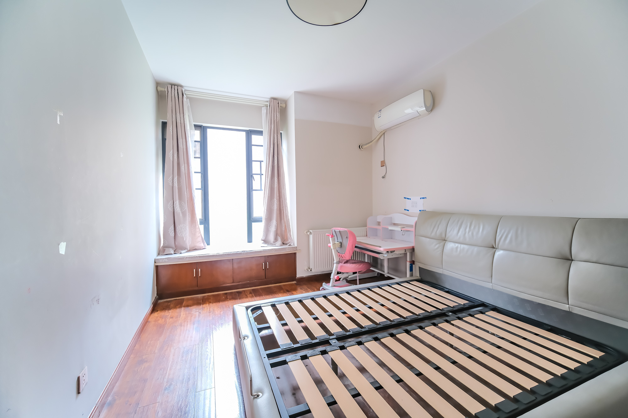 三一街区 4室2厅2卫 89.8万 三一街区 4室2厅2卫 89.8万卧室