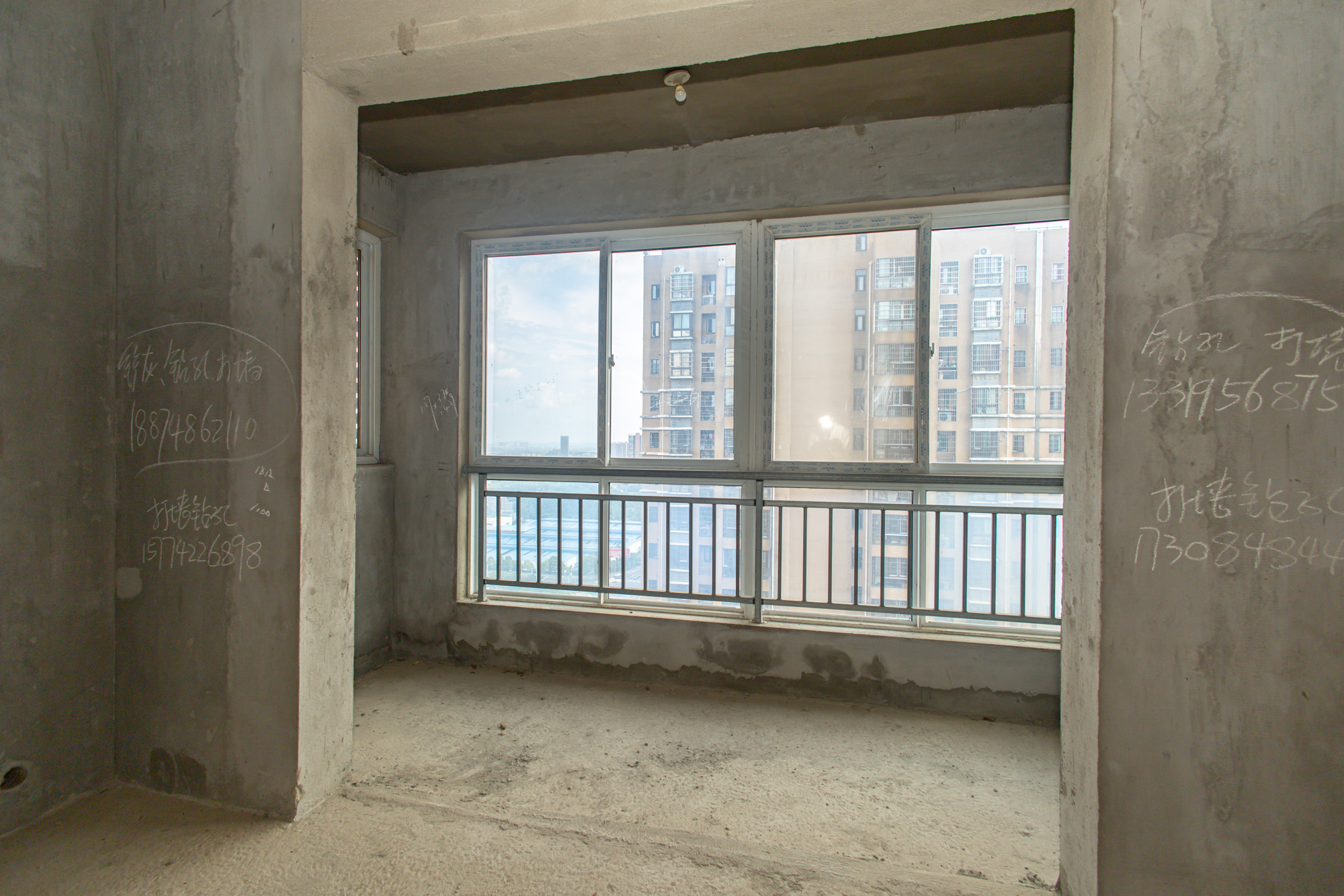 楚天世纪城西苑  3室2厅2卫    68.8万 楚天世纪城西苑  3室2厅2卫    68.8万阳台