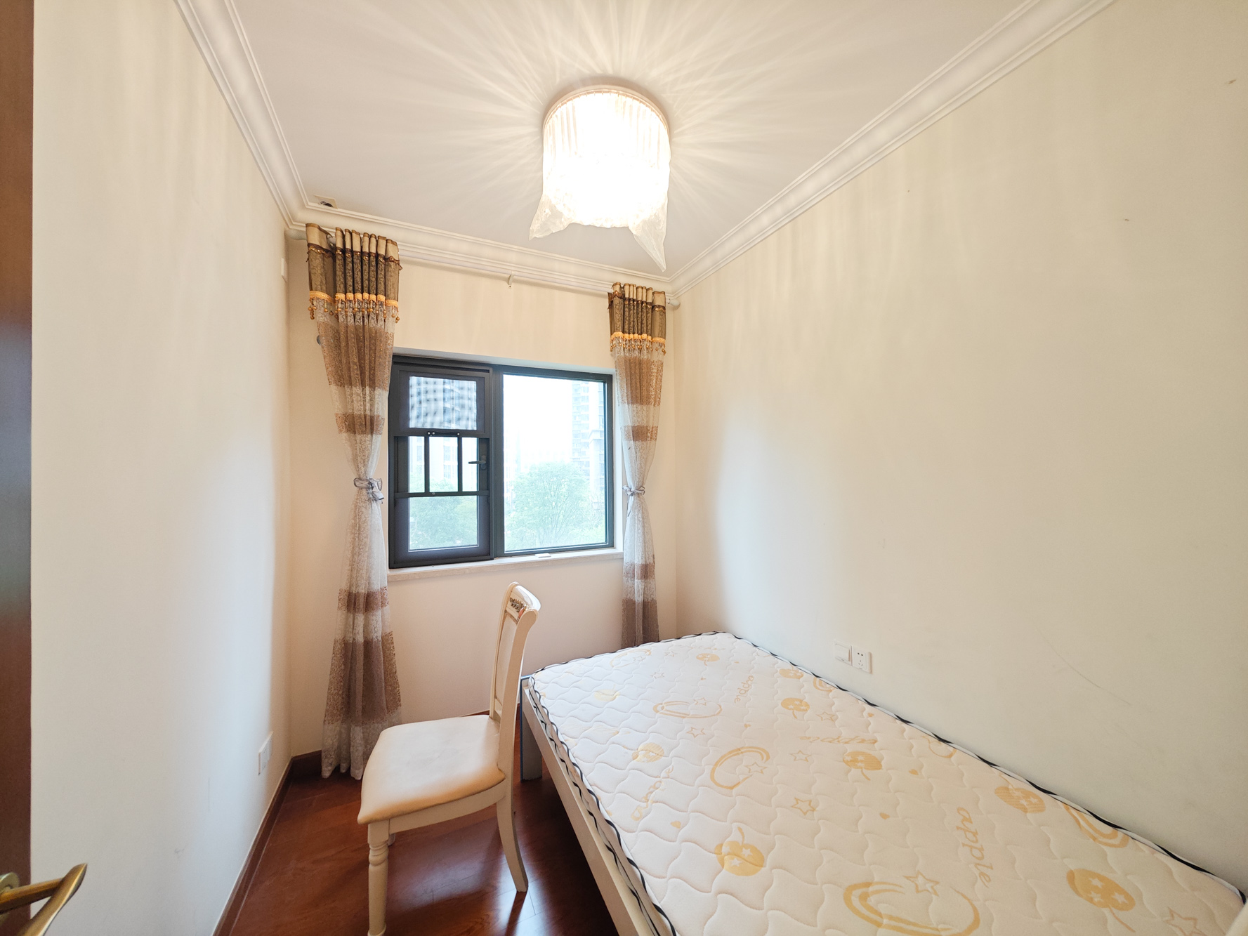 恒大上林苑 4室2厅1卫 130.0万 恒大上林苑 4室2厅1卫 130.0万卧室