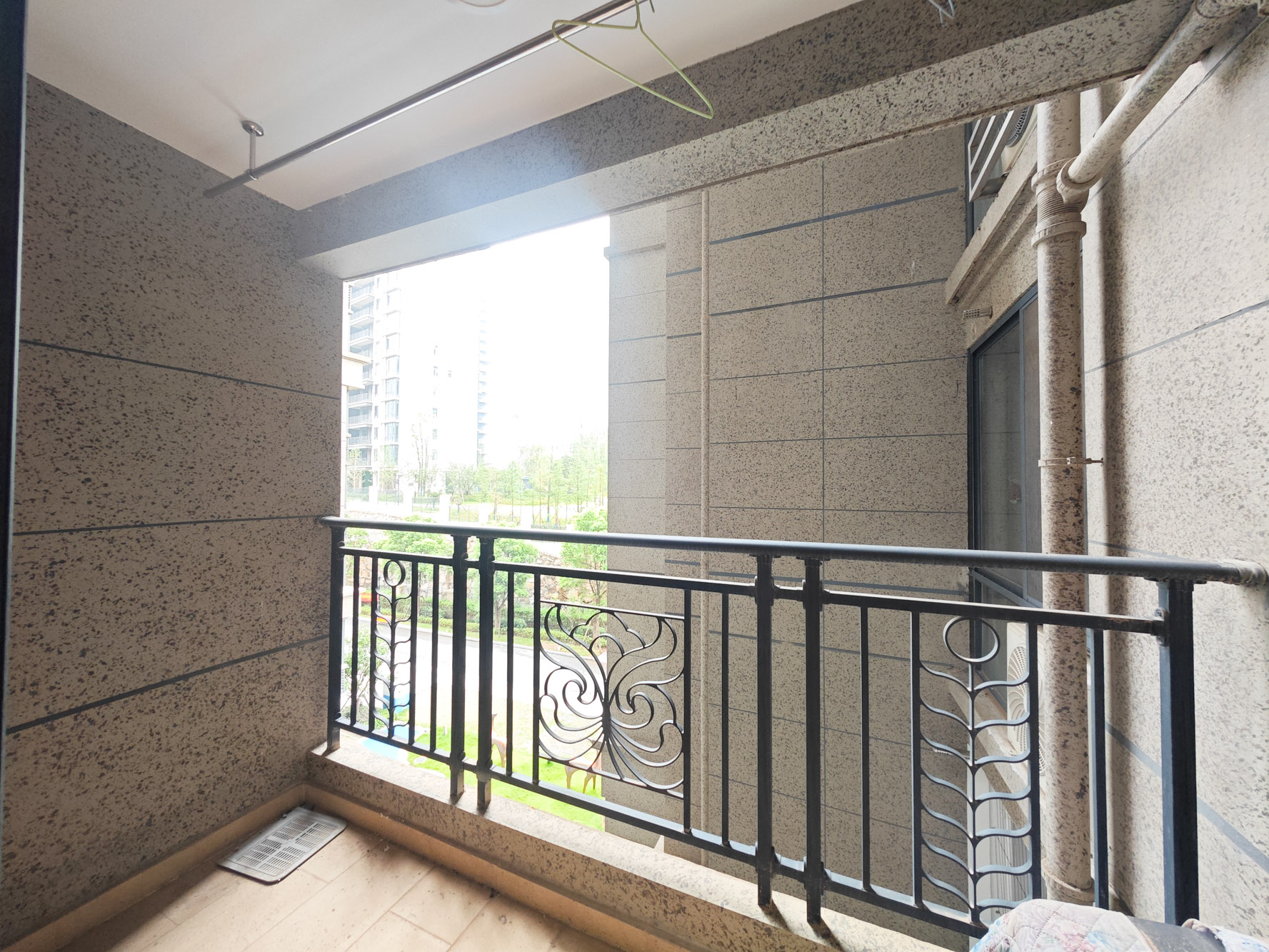 恒大上林苑 4室2厅1卫 130.0万 恒大上林苑 4室2厅1卫 130.0万阳台