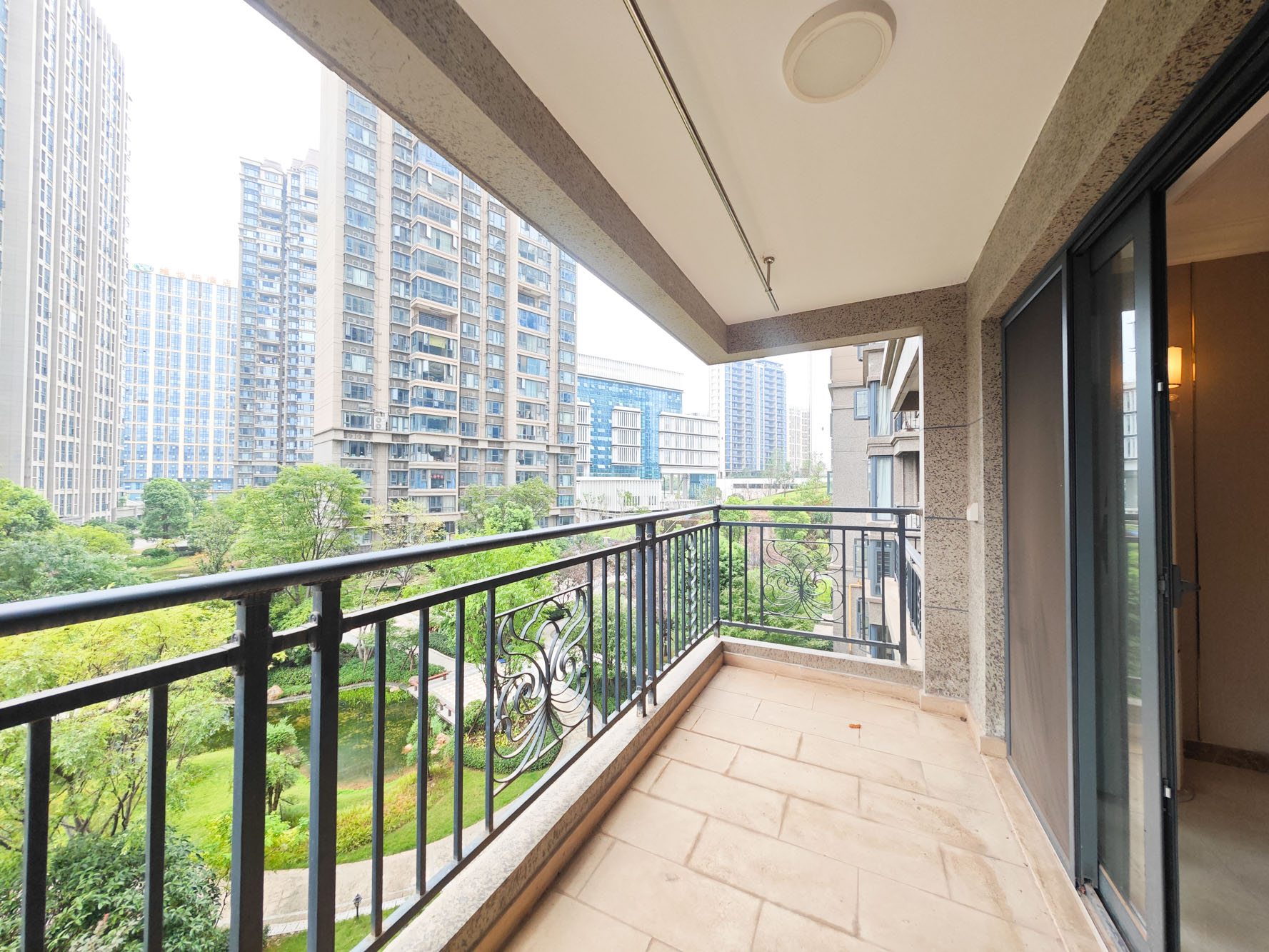 恒大上林苑 4室2厅1卫 130.0万 恒大上林苑 4室2厅1卫 130.0万阳台