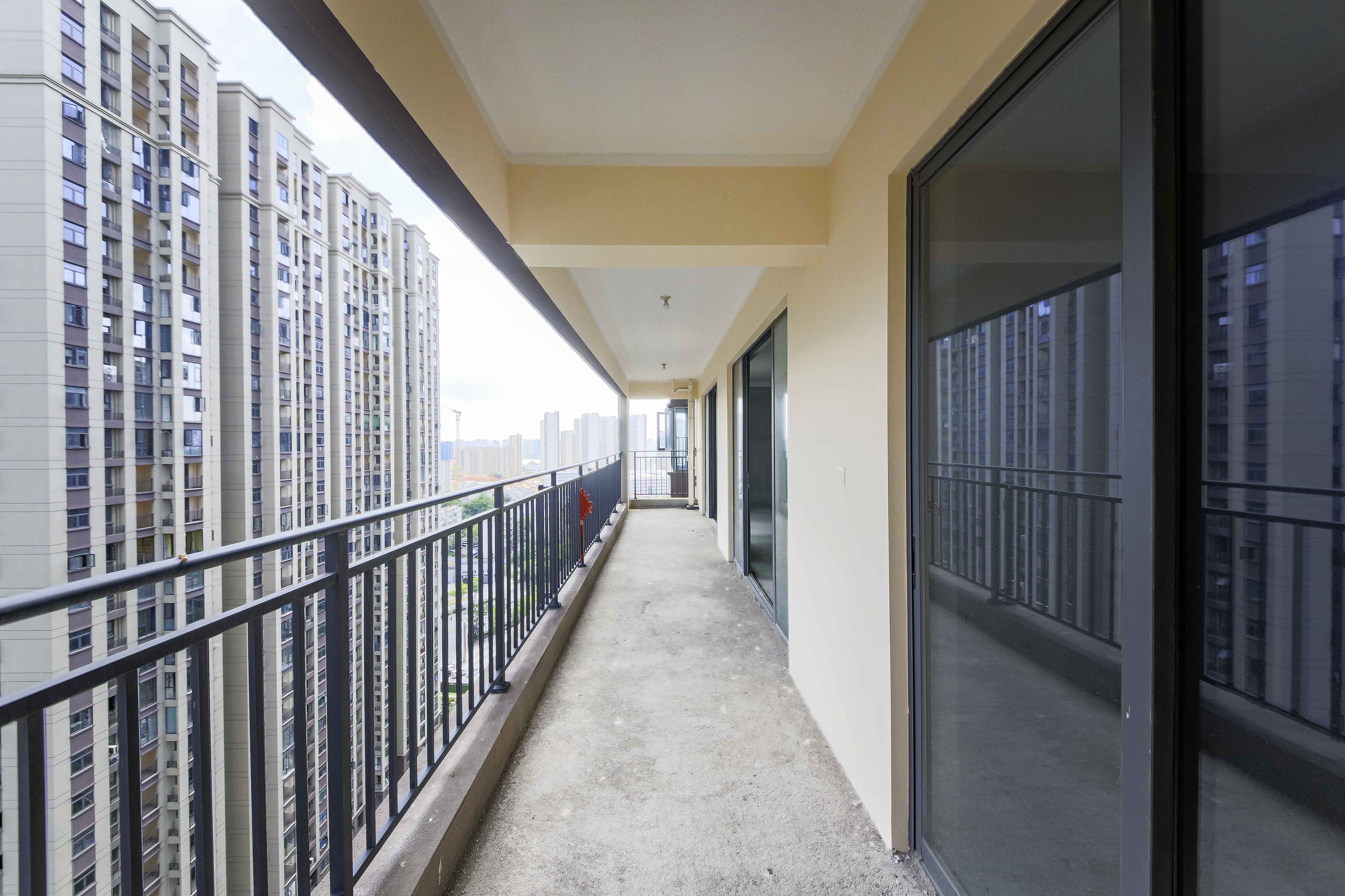 中建钰和城  4室2厅3卫   340.00万阳台