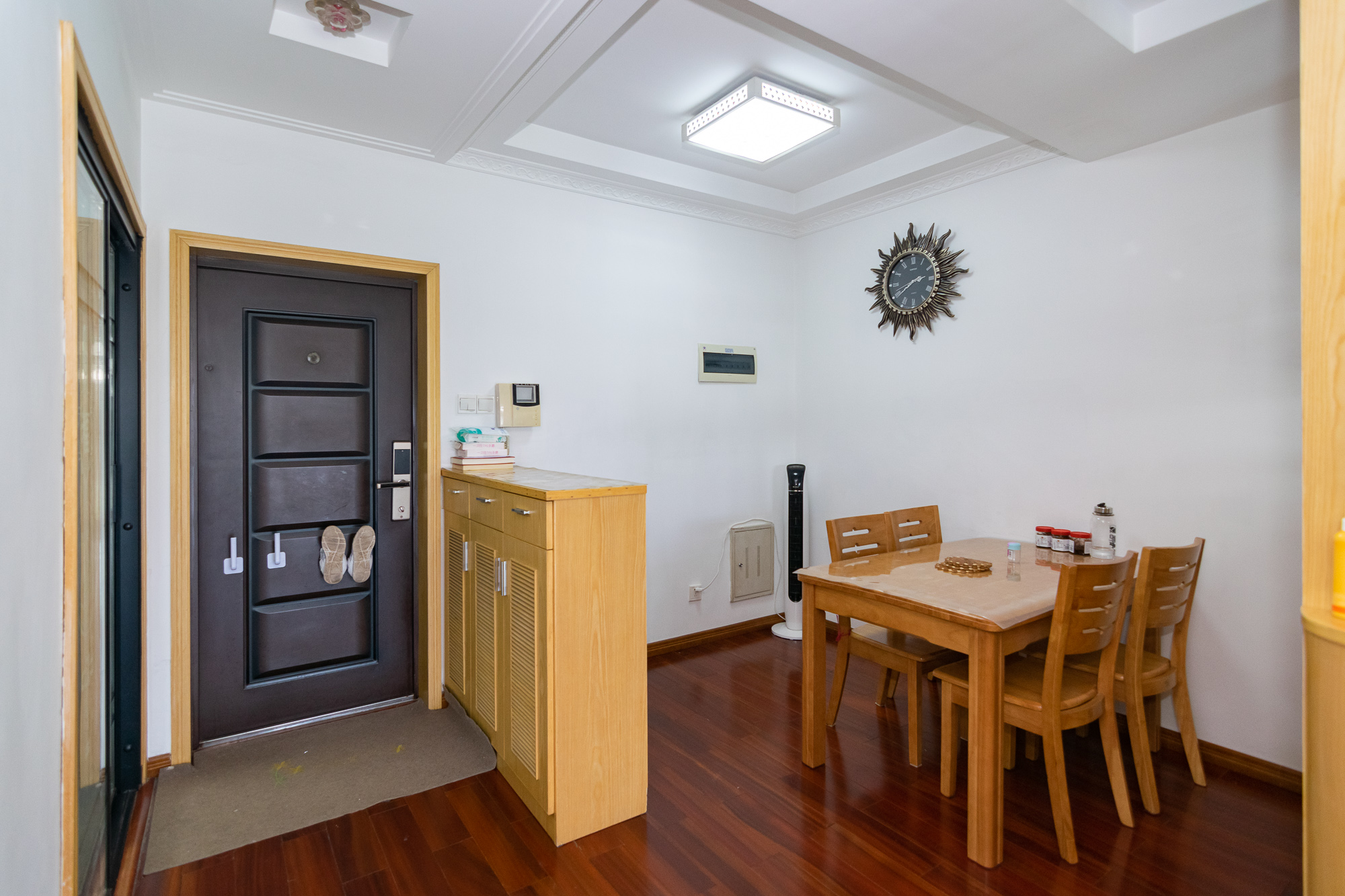 新雅黄金苑 3室2厅1卫 65.0万 新雅黄金苑 3室2厅1卫 65.0万客厅