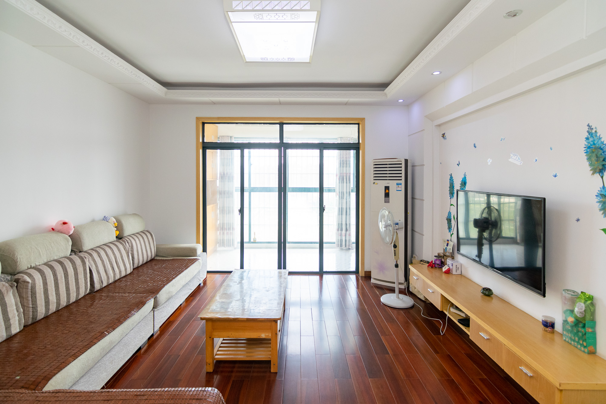 新雅黄金苑 3室2厅1卫 65.0万 新雅黄金苑 3室2厅1卫 65.0万客厅