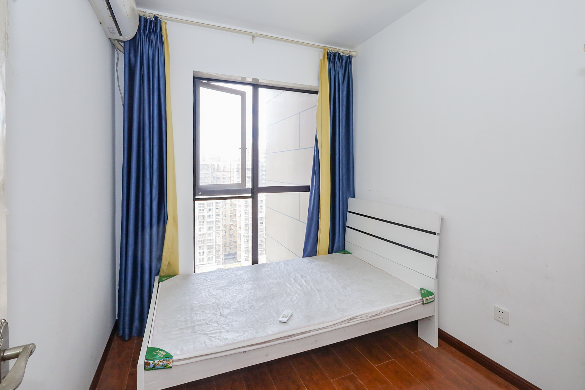 光明E城  4室2厅2卫    115.0万卧室