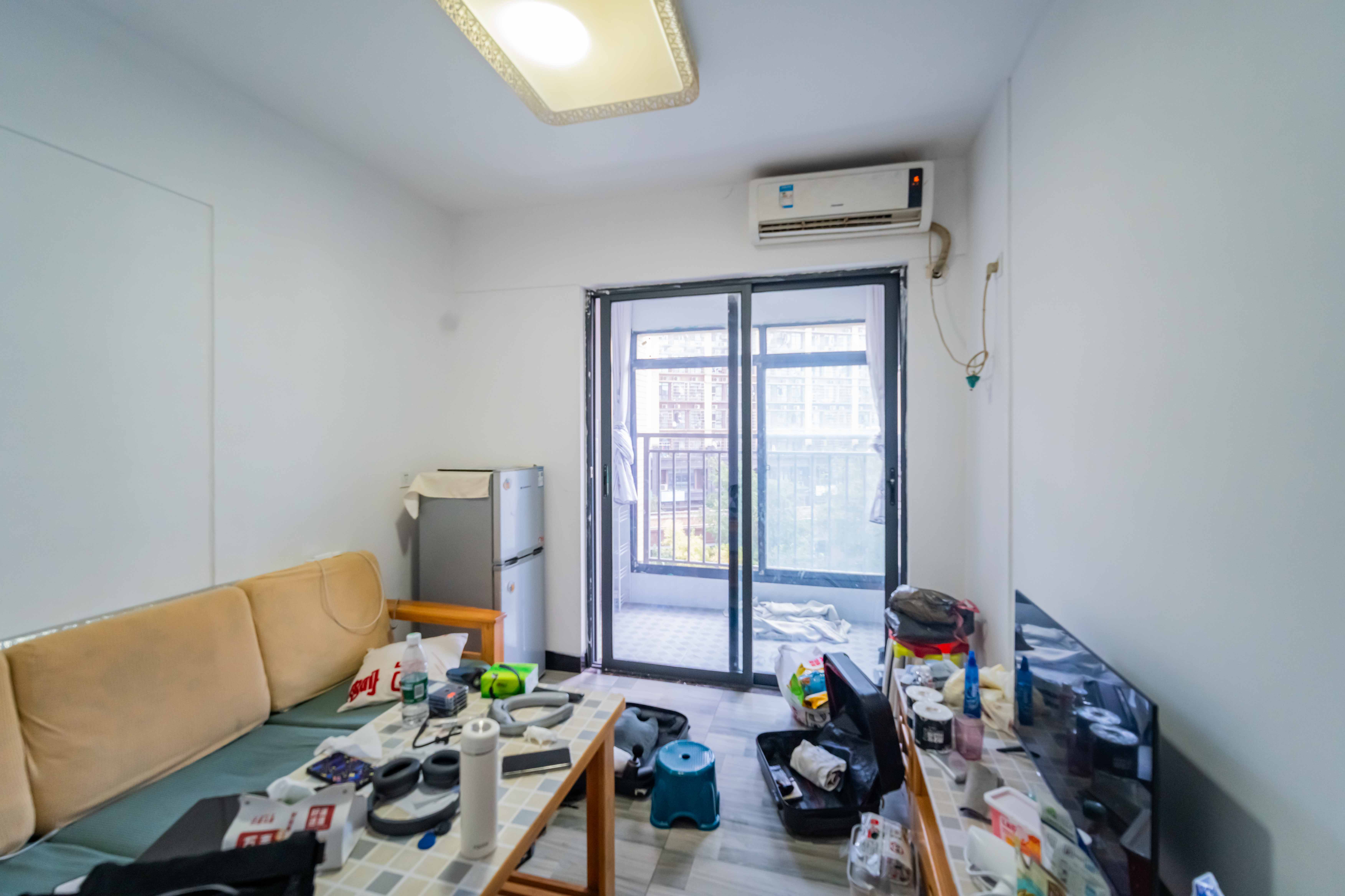 叠彩兰亭  2室1厅1卫    55.0万 叠彩兰亭  2室1厅1卫    55.0万客厅