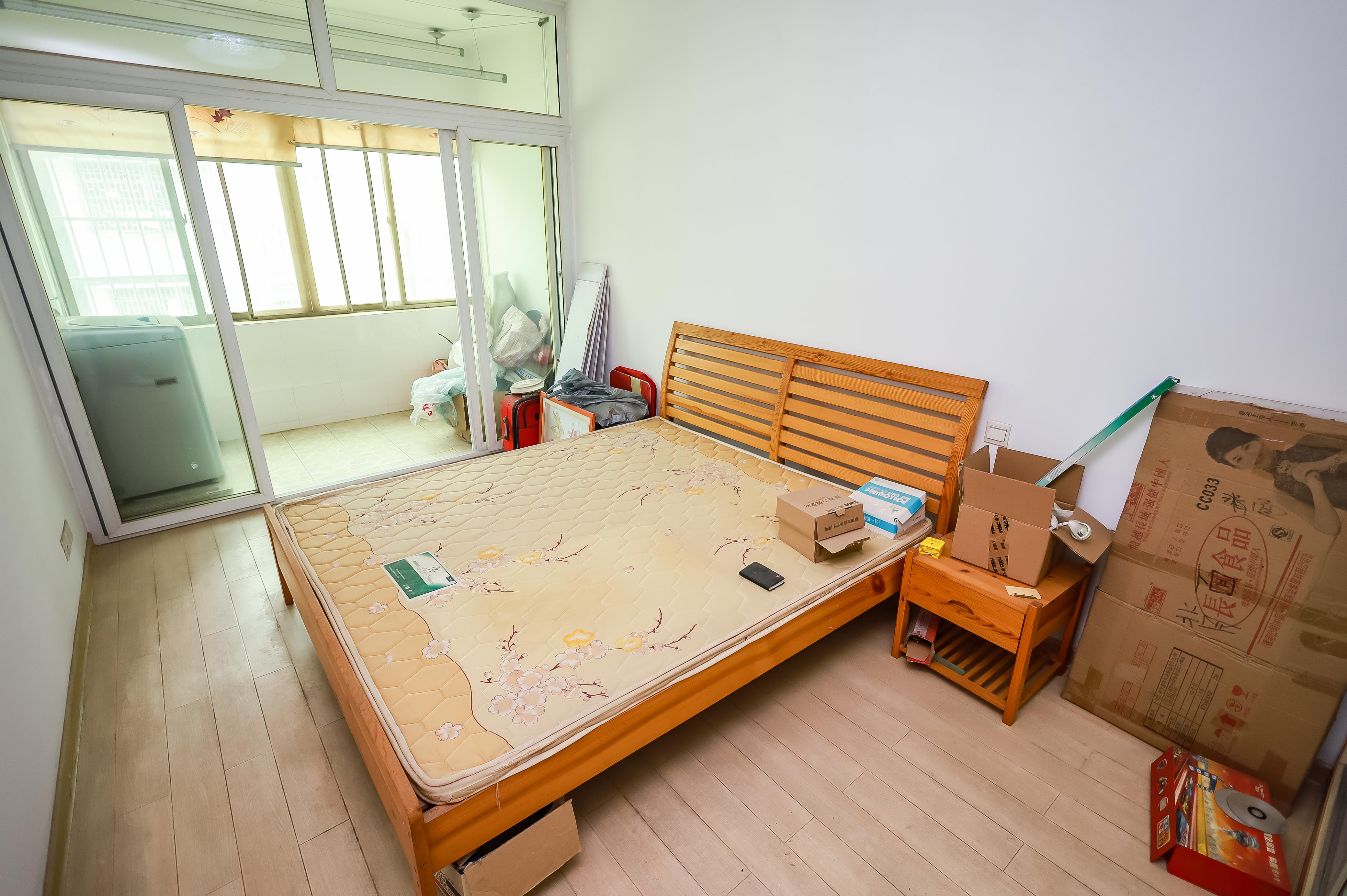 青青家园  3室2厅2卫   72.00万卧室