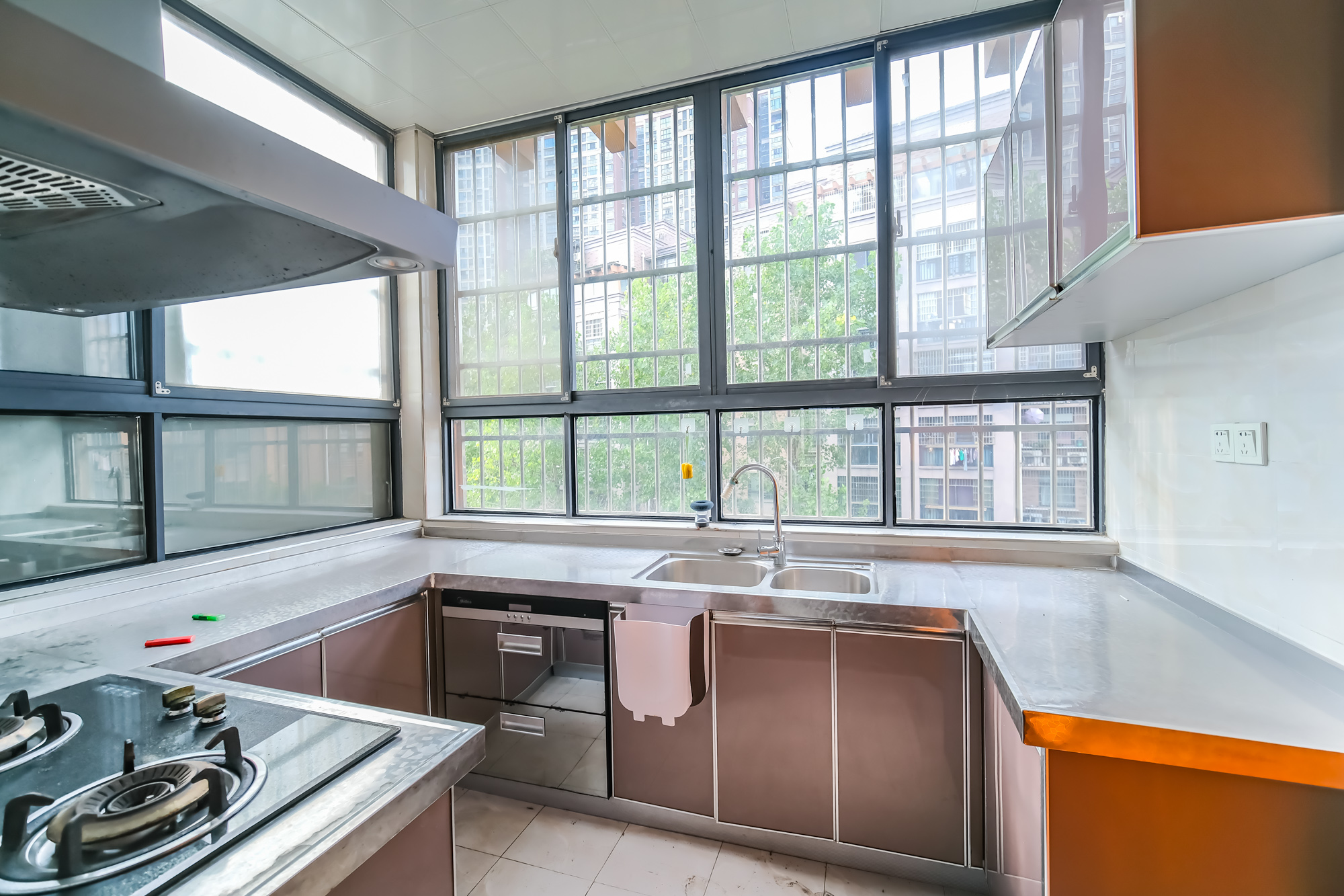 山水湾 3室2厅2卫 81.00万 山水湾 3室2厅2卫 81.00万厨房