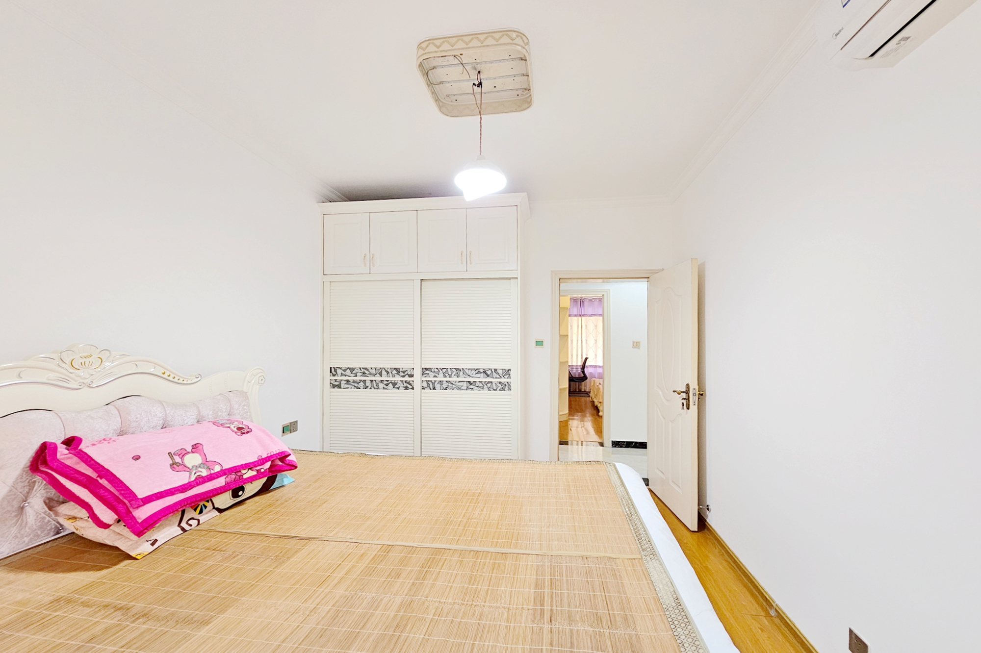 上河国际C区  3室2厅2卫    112.8万卧室