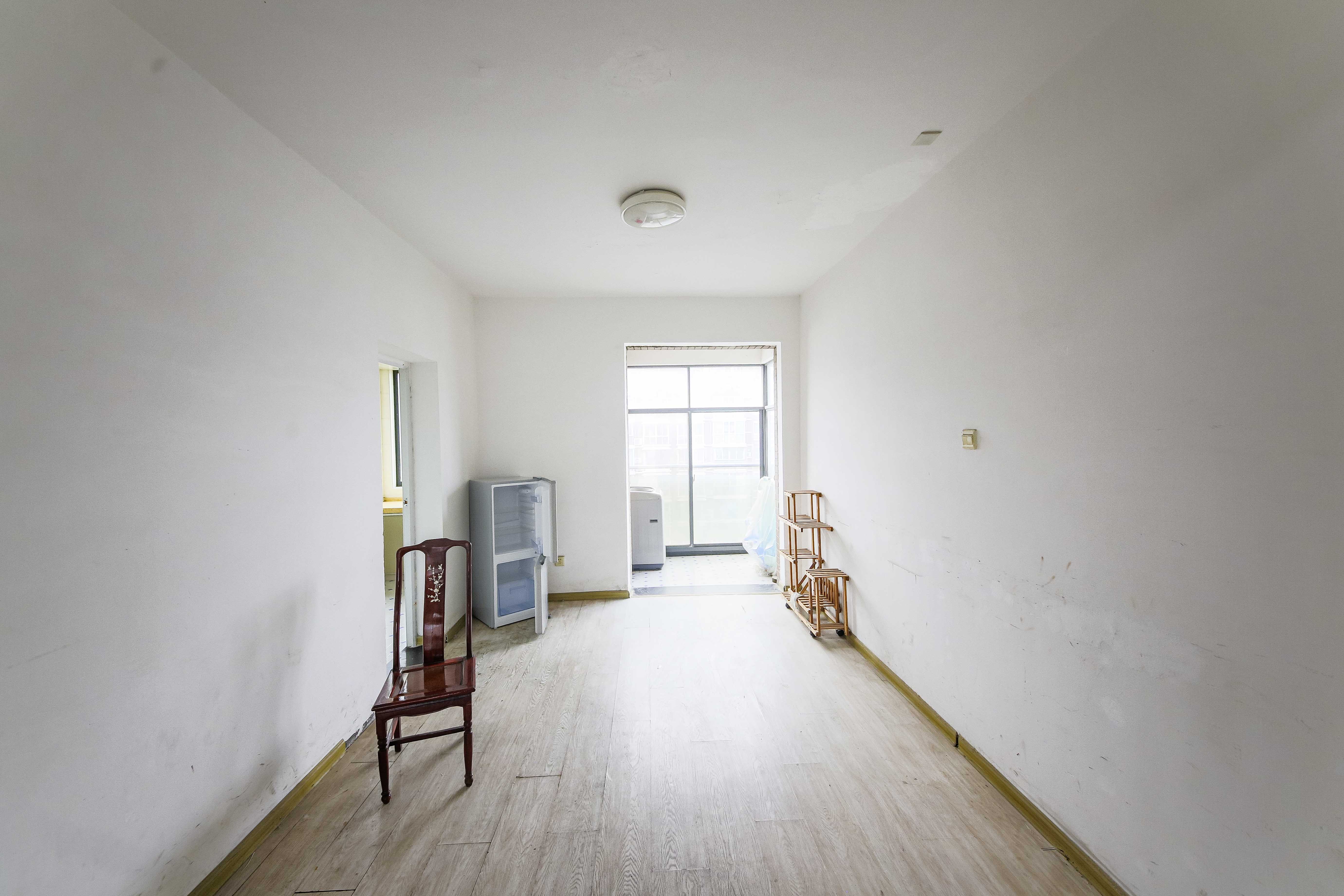 天城泰祥苑 4室2厅1卫 145.0万 天城泰祥苑 4室2厅1卫 145.0万客厅