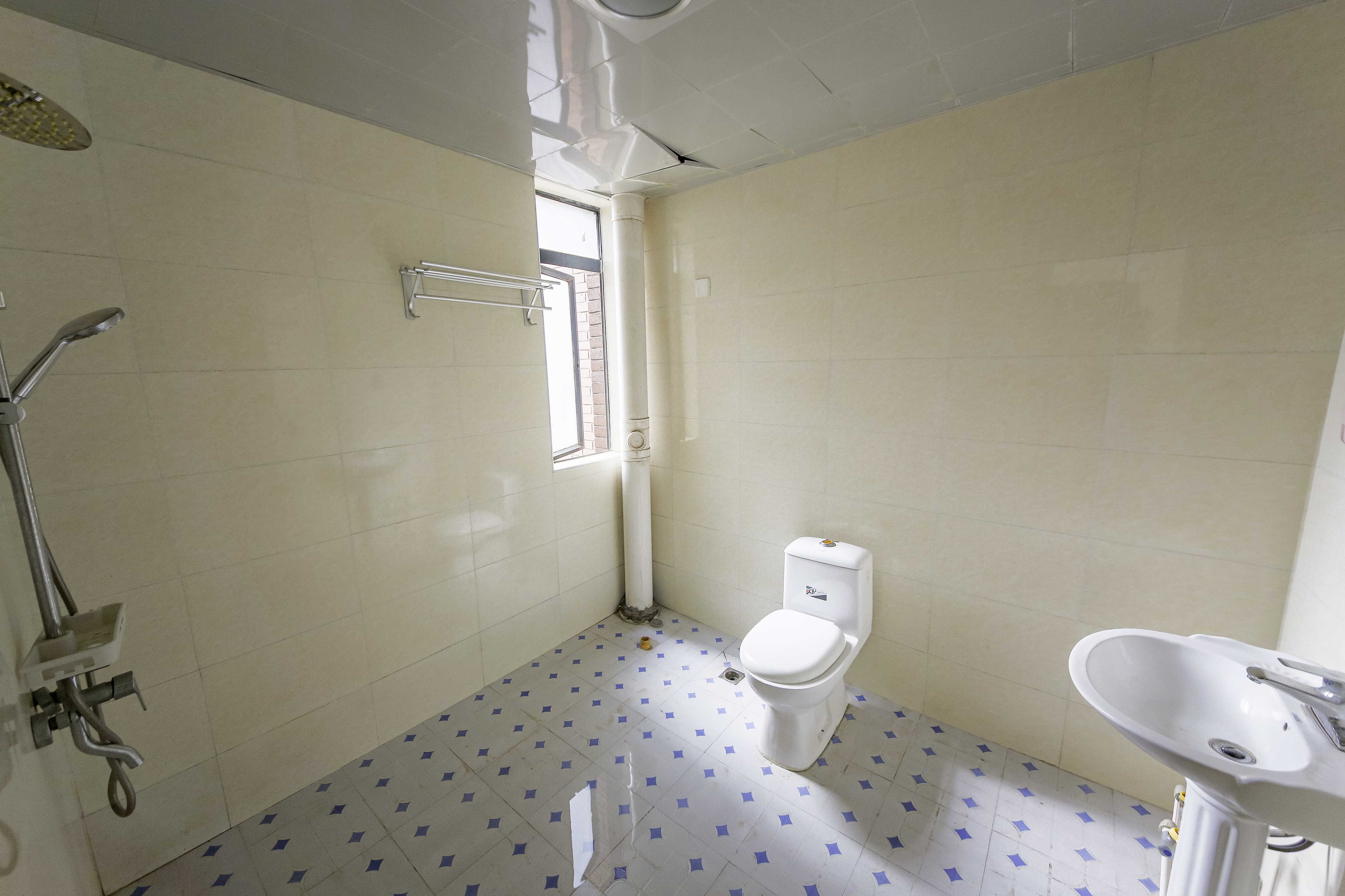 天城泰祥苑 4室2厅1卫 145.0万 天城泰祥苑 4室2厅1卫 145.0万卫生间