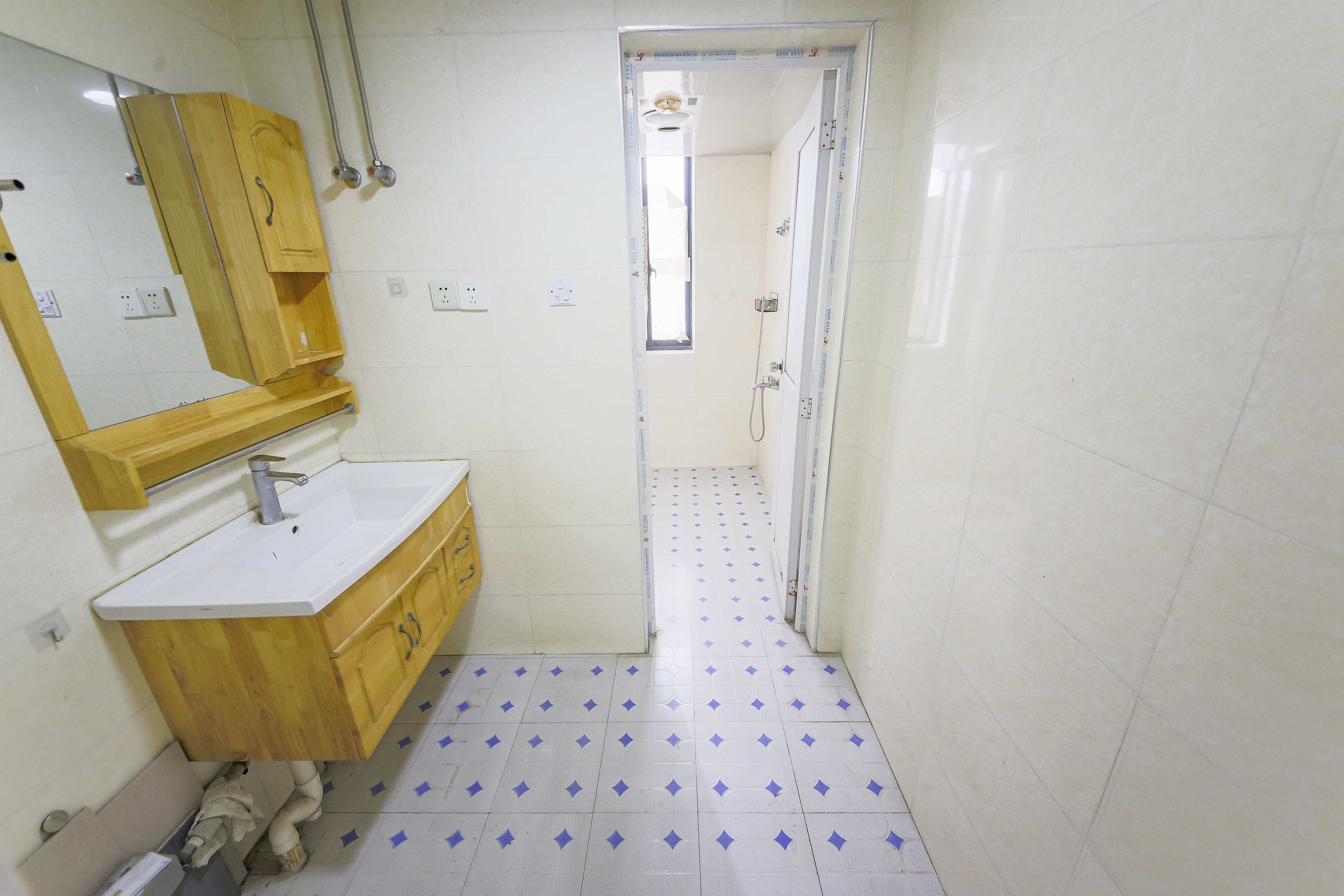 天城泰祥苑 4室2厅1卫 145.0万 天城泰祥苑 4室2厅1卫 145.0万卫生间