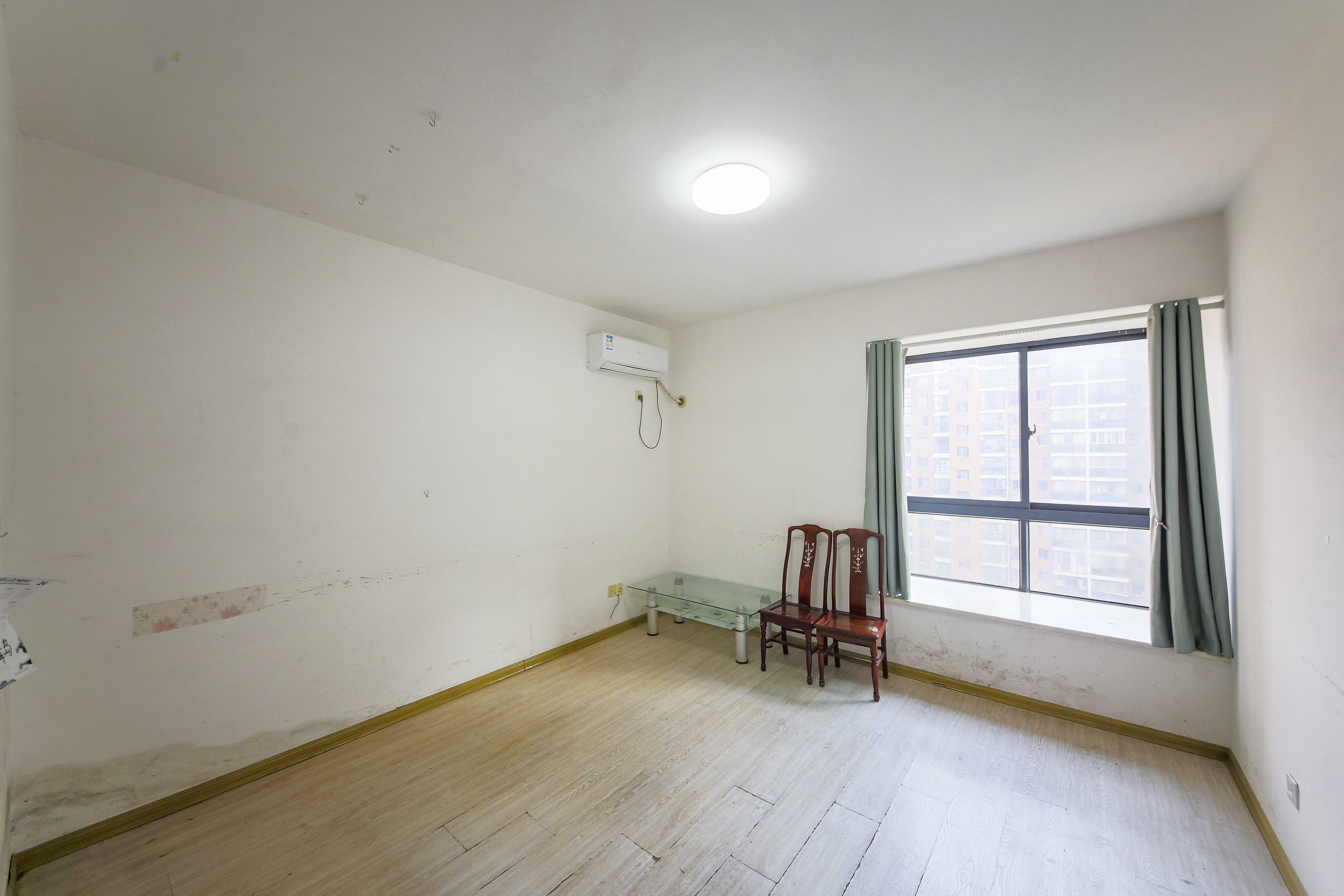 天城泰祥苑 4室2厅1卫 145.0万 天城泰祥苑 4室2厅1卫 145.0万卧室