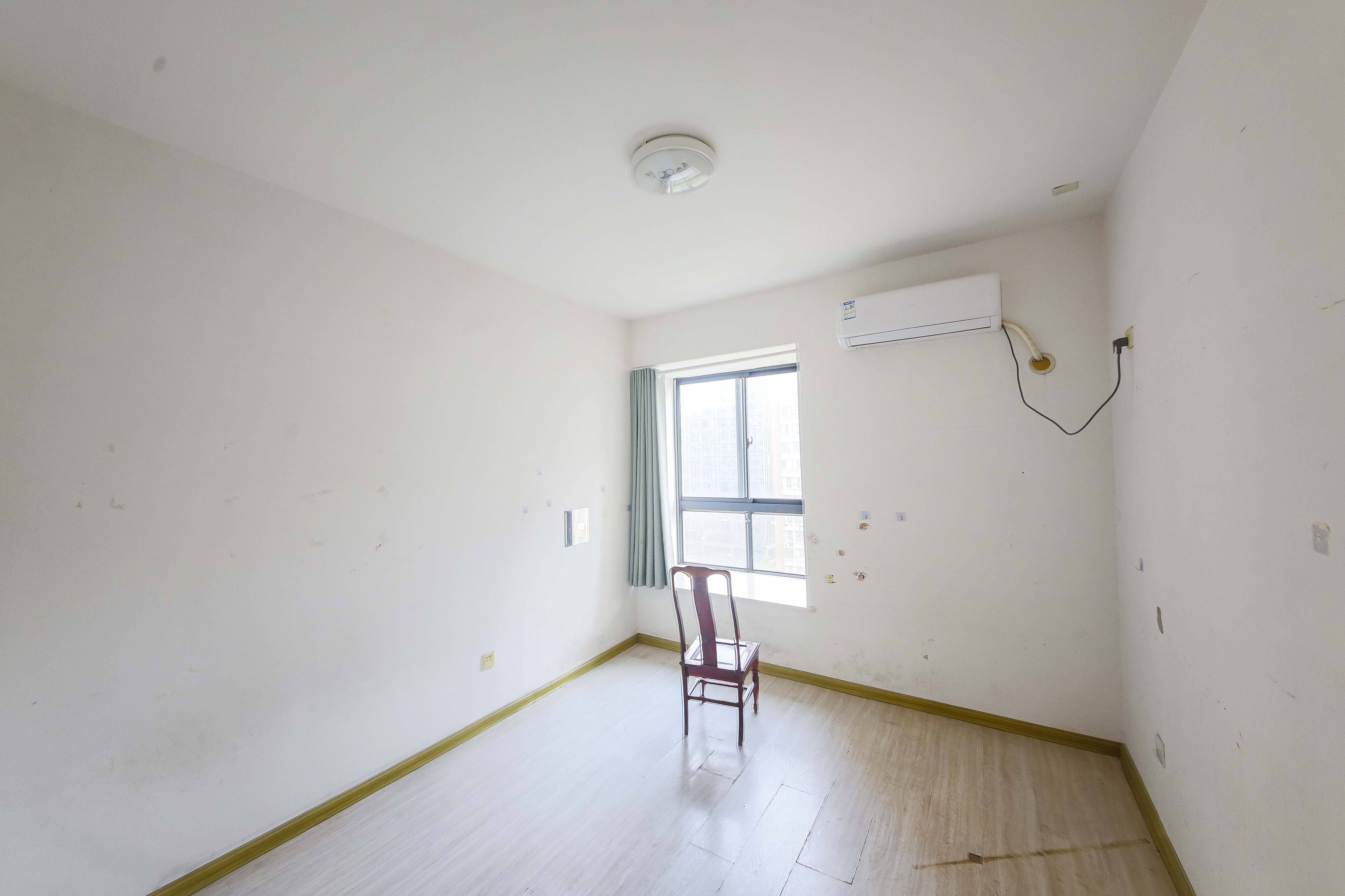 天城泰祥苑 4室2厅1卫 145.0万 天城泰祥苑 4室2厅1卫 145.0万卧室