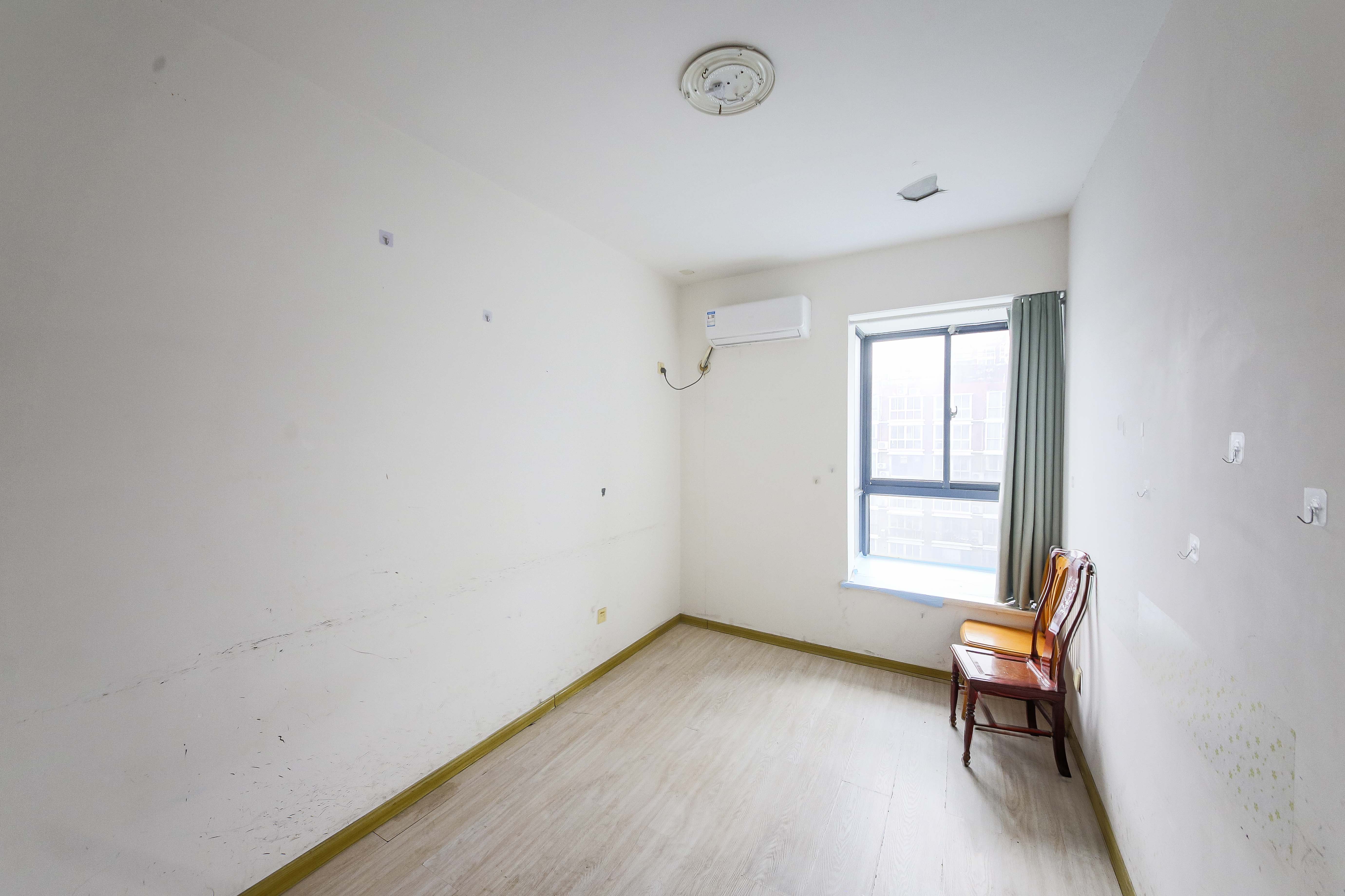 天城泰祥苑 4室2厅1卫 145.0万 天城泰祥苑 4室2厅1卫 145.0万卧室