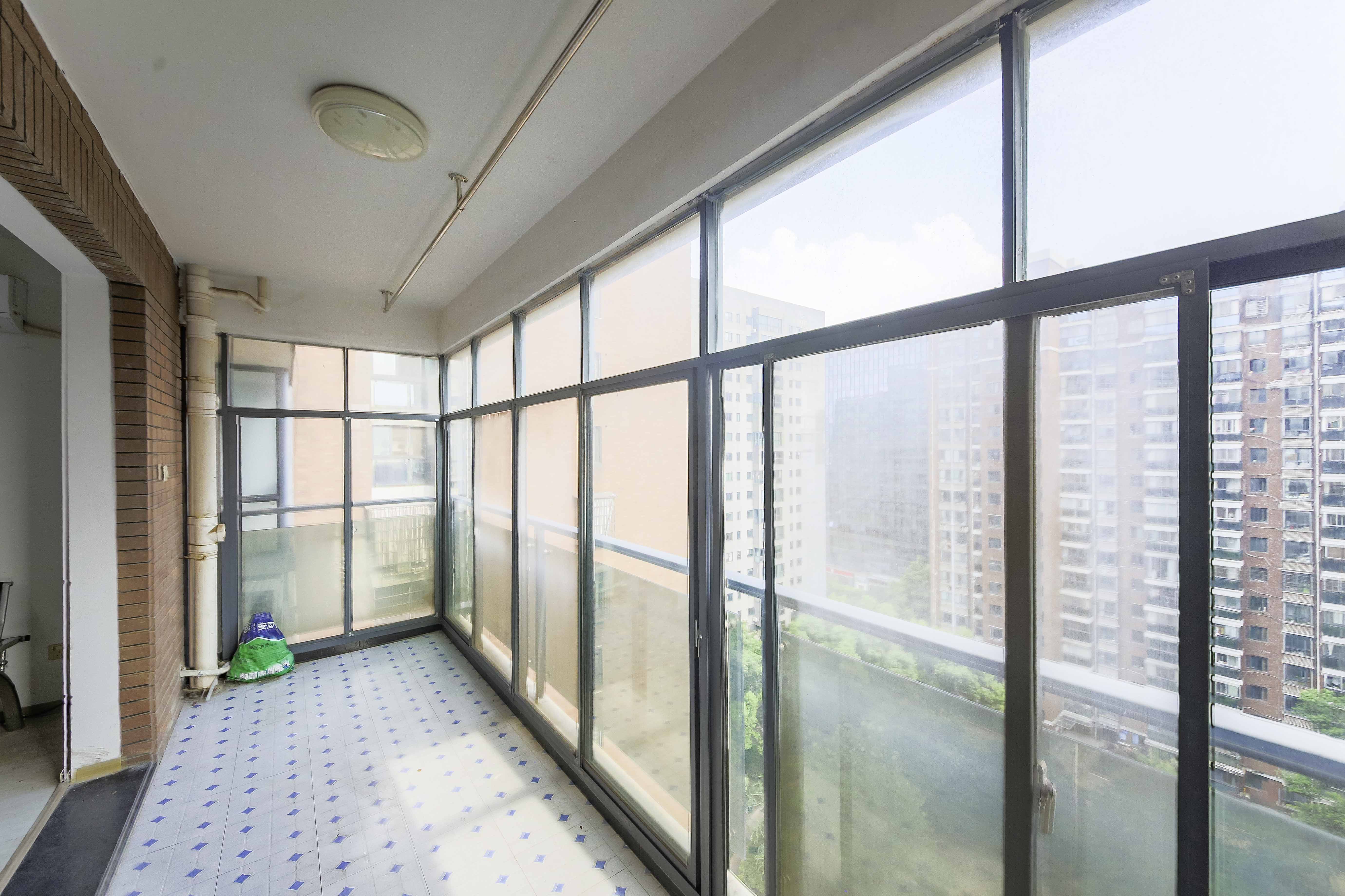 天城泰祥苑 4室2厅1卫 145.0万 天城泰祥苑 4室2厅1卫 145.0万阳台