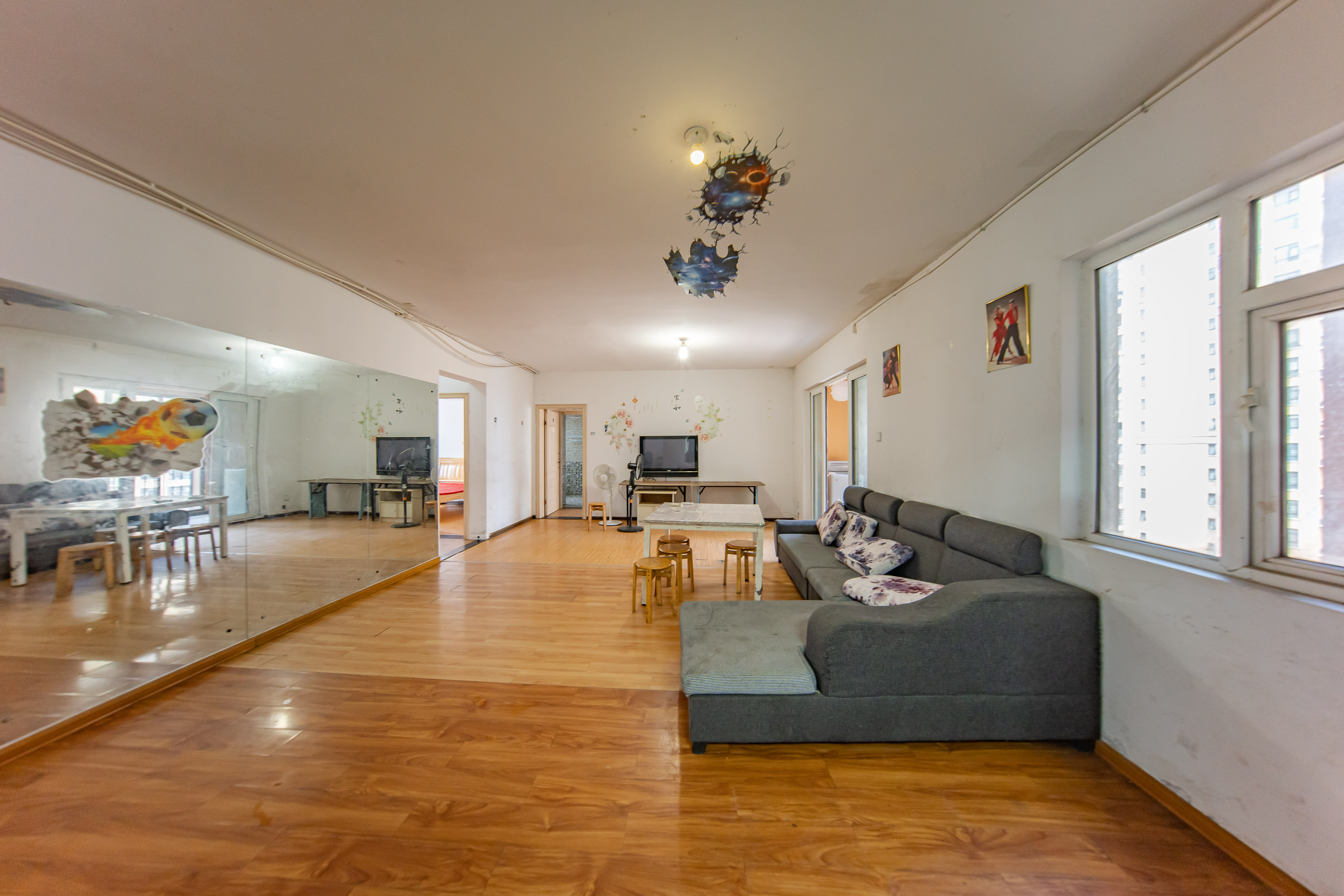 米兰春天 4室2厅2卫 79.5万 米兰春天 4室2厅2卫 79.5万客厅