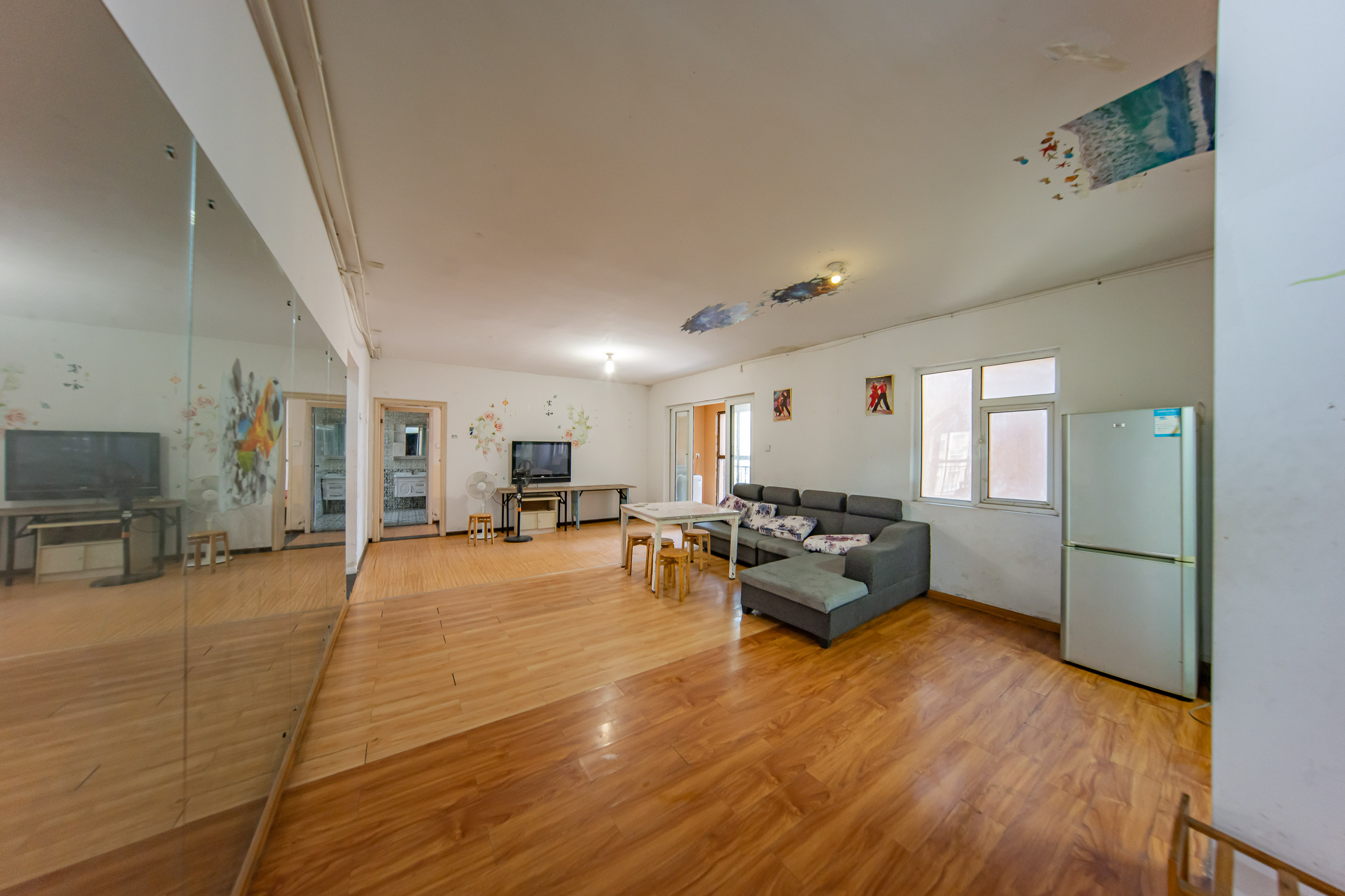 米兰春天 4室2厅2卫 79.5万 米兰春天 4室2厅2卫 79.5万客厅