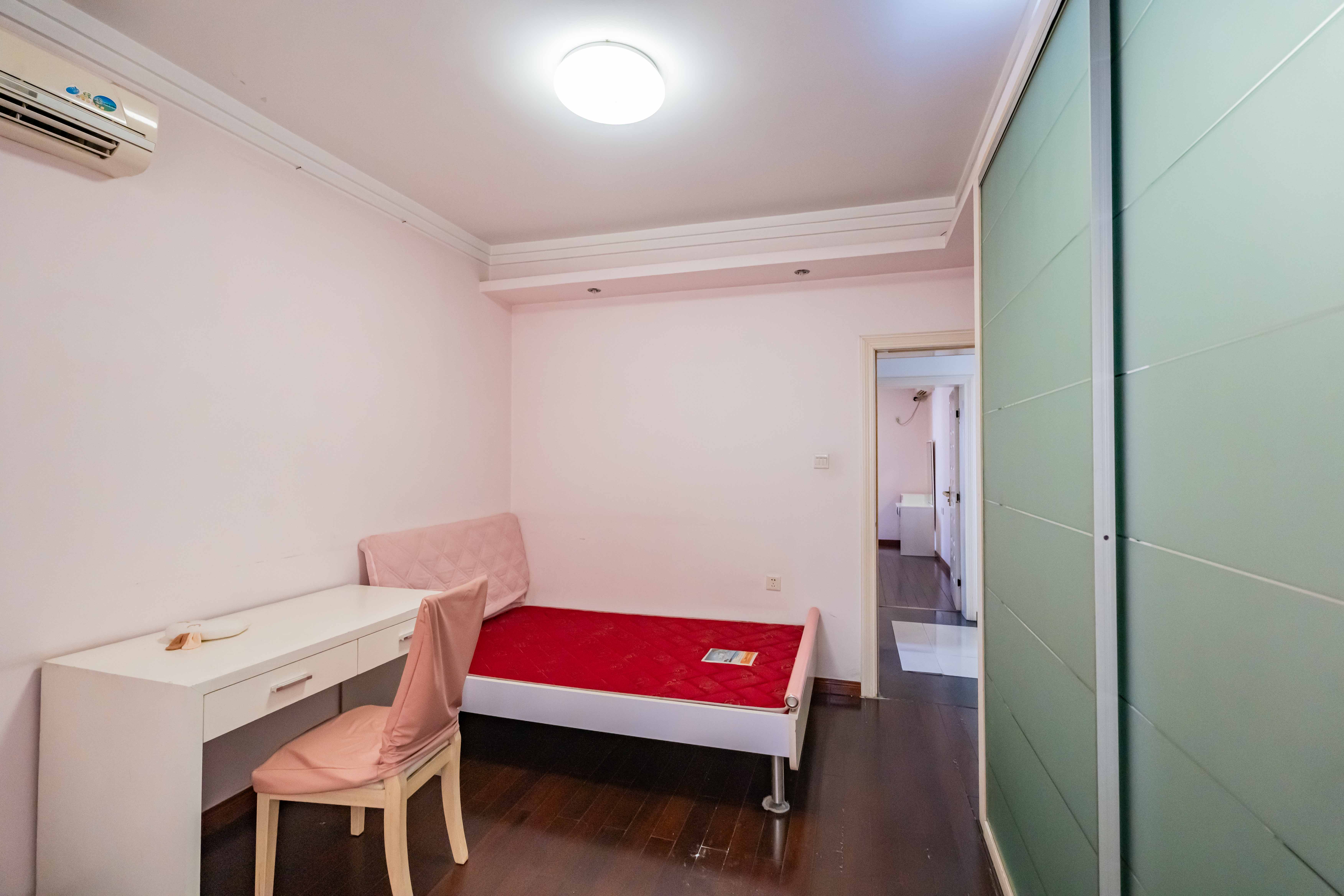 四季美景一、二期 2室2厅1卫 73.8万 四季美景一、二期 2室2厅1卫 73.8万卧室