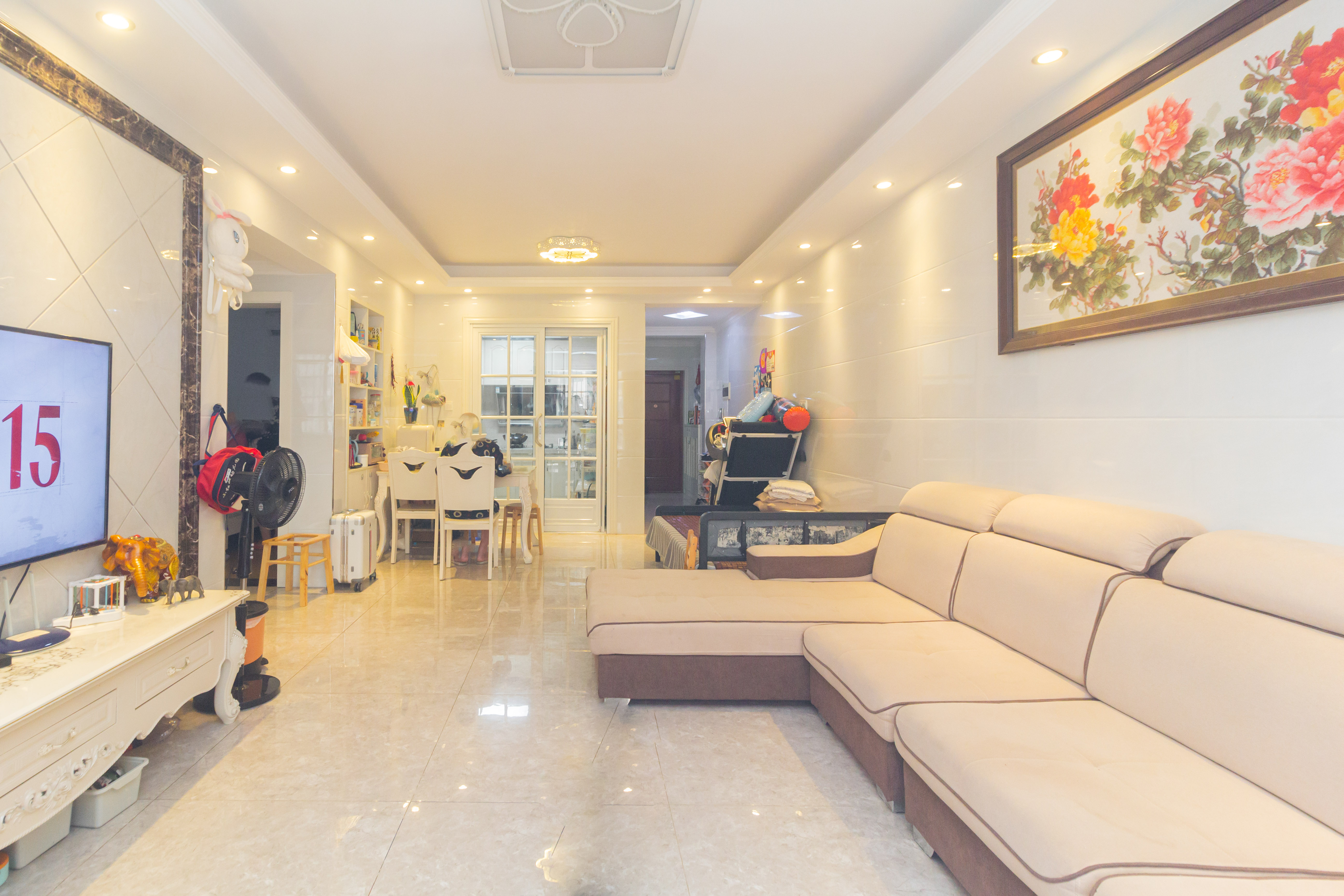 佳美紫郡 3室2厅1卫 63.8万 佳美紫郡 3室2厅1卫 63.8万客厅