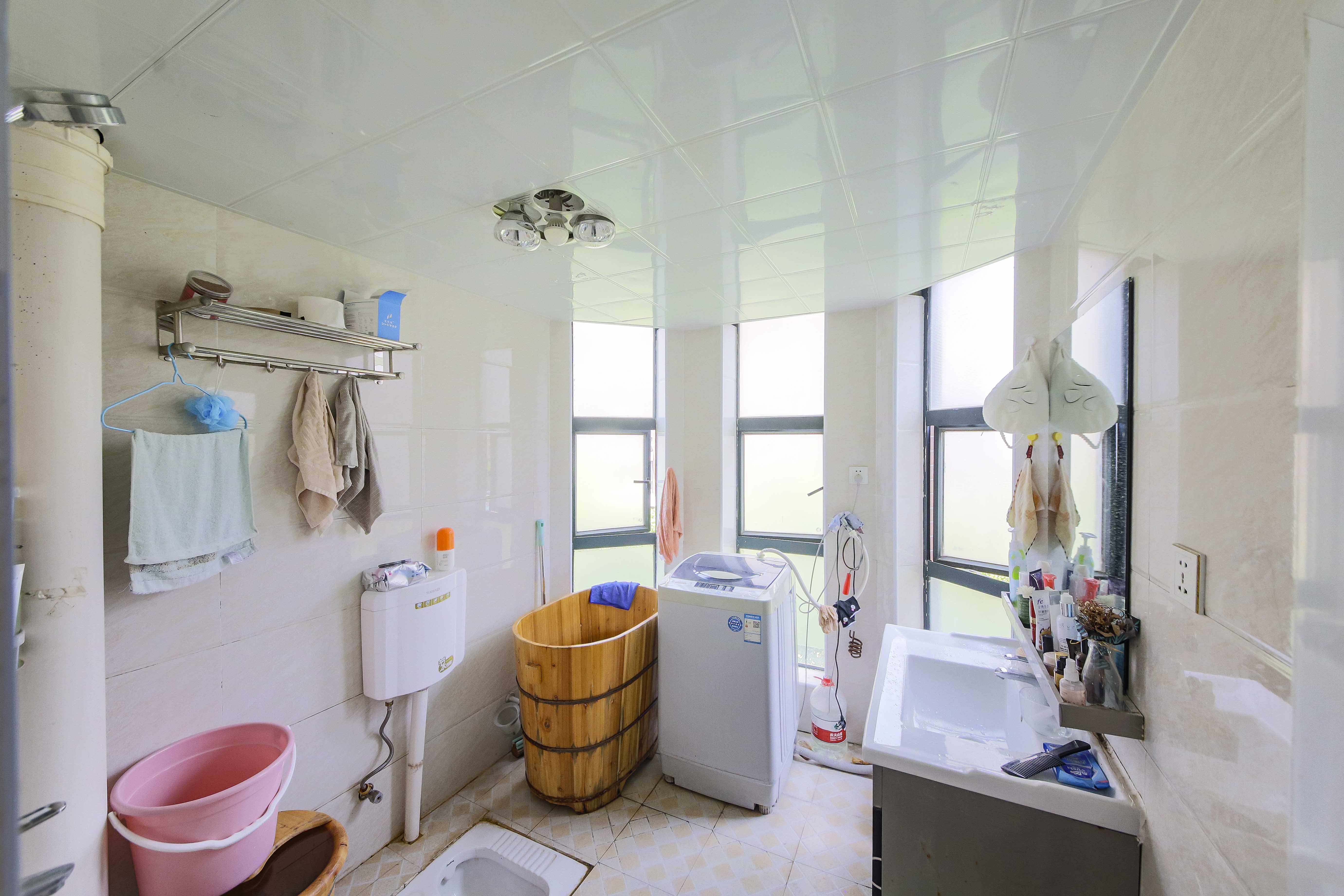 天城尚品  5室2厅2卫    180.0万 天城尚品  5室2厅2卫    180.0万卫生间