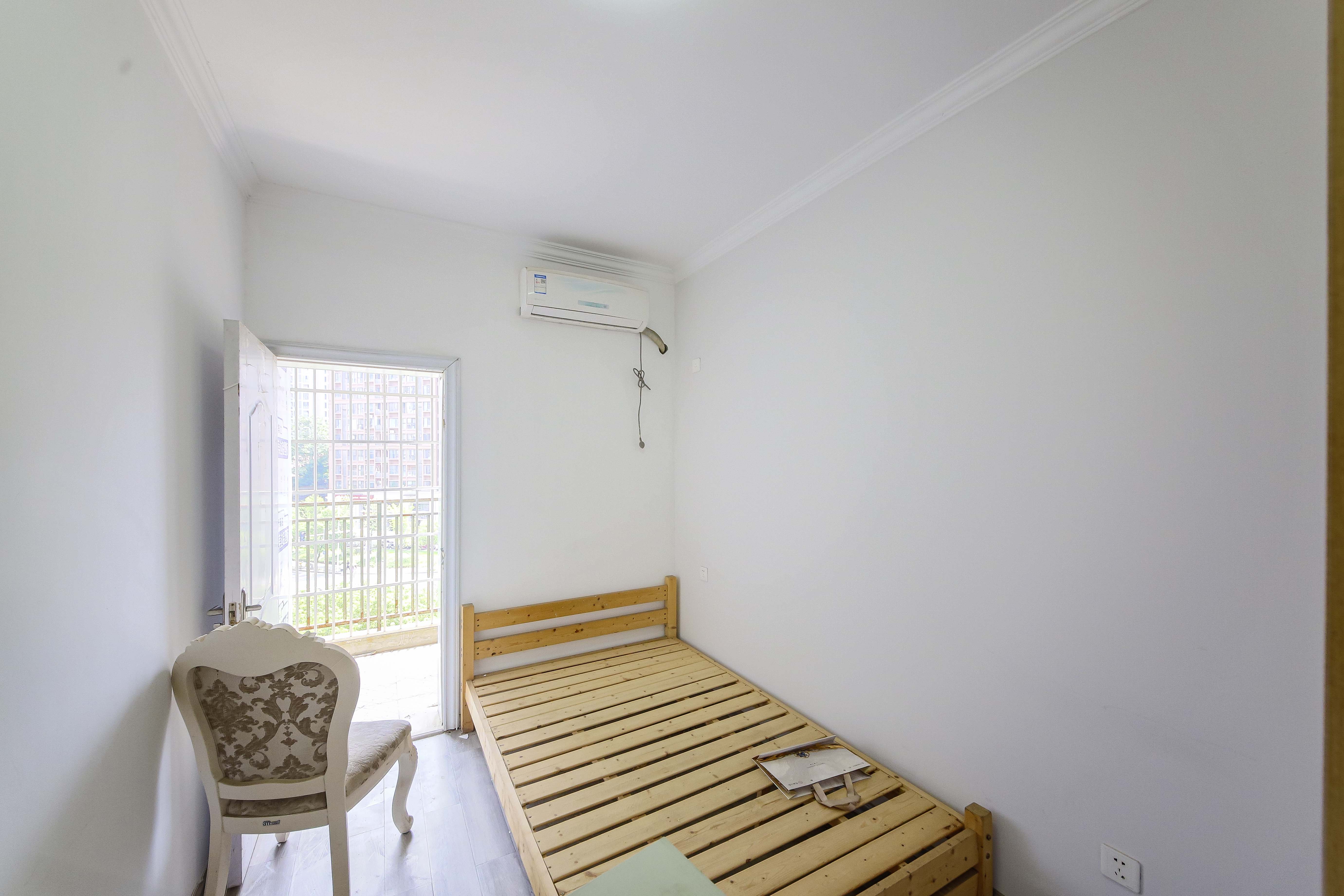 天城尚品  5室2厅2卫    180.0万 天城尚品  5室2厅2卫    180.0万卧室