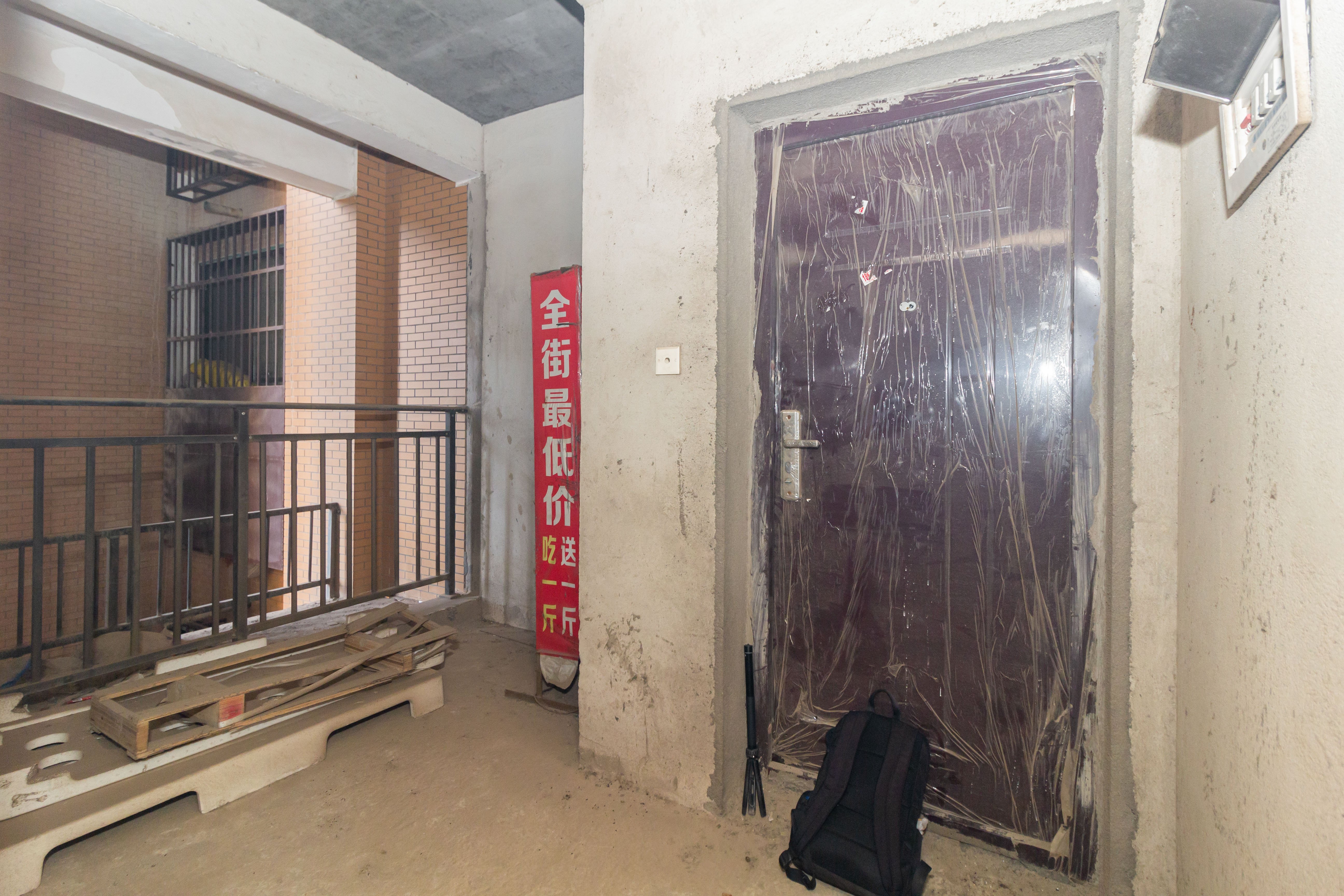 三景华御  4室2厅2卫    68.0万 三景华御  4室2厅2卫    68.0万卧室