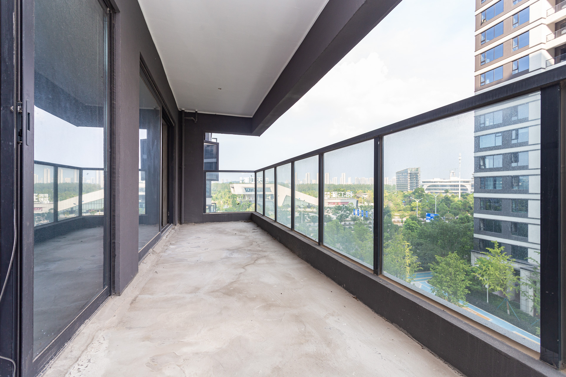 越秀湘江星汇城一期 4室2厅2卫 190.0万 越秀湘江星汇城一期 4室2厅2卫 190.0万阳台