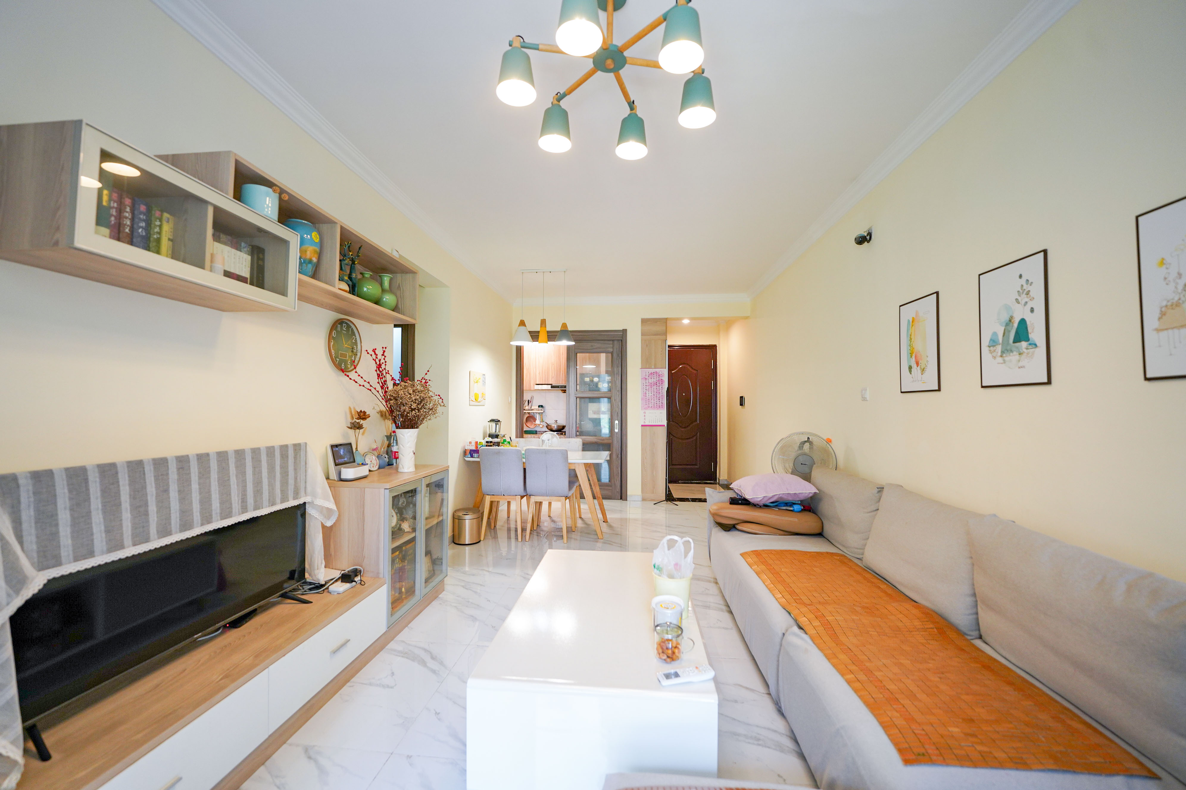 碧桂园公园壹号(凯怡茗苑) 3室2厅1卫 58.0万 碧桂园公园壹号(凯怡茗苑) 3室2厅1卫 58.0万客厅