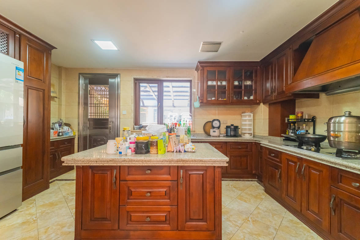 碧桂园威尼斯城  6室2厅6卫    888.0万 碧桂园威尼斯城  6室2厅6卫    888.0万厨房